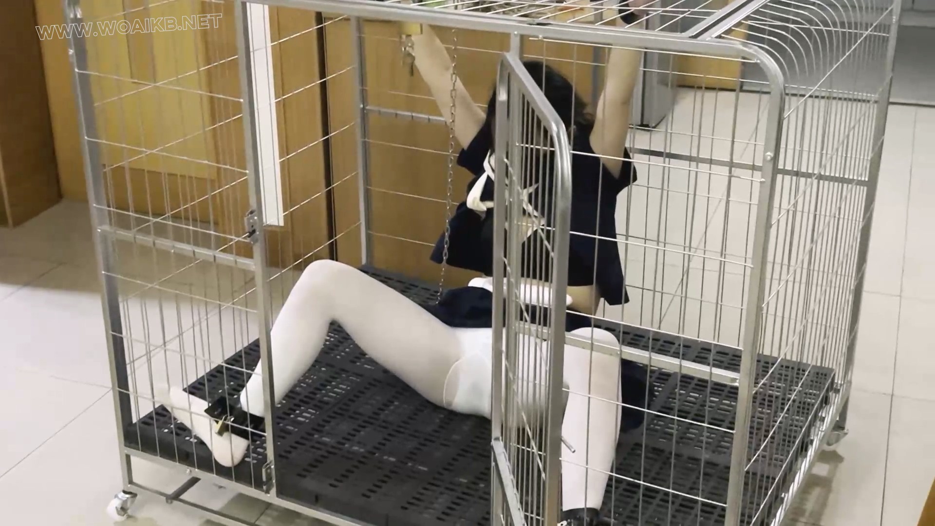 《调教师日记之特殊少女改造记》-2，笼子关押+白丝+ZD棒，乖乖女学生小X被锁着手脚 预览图