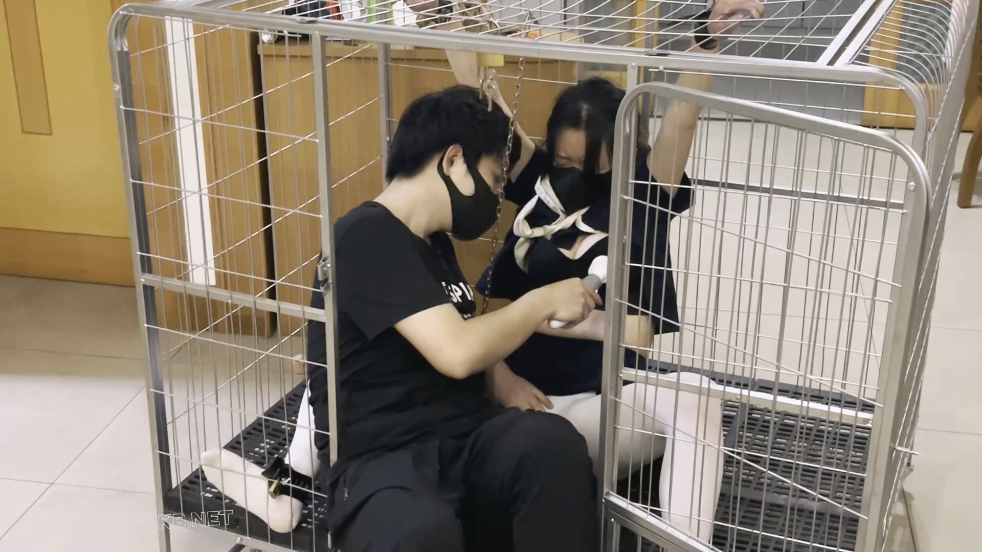 《调教师日记之特殊少女改造记》-2，笼子关押+白丝+ZD棒，乖乖女学生小X被锁着手脚 预览图
