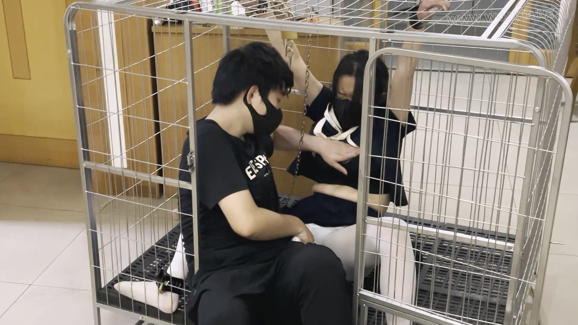 《调教师日记之特殊少女改造记》-2，笼子关押+白丝+ZD棒，乖乖女学生小X被锁着手脚 预览图