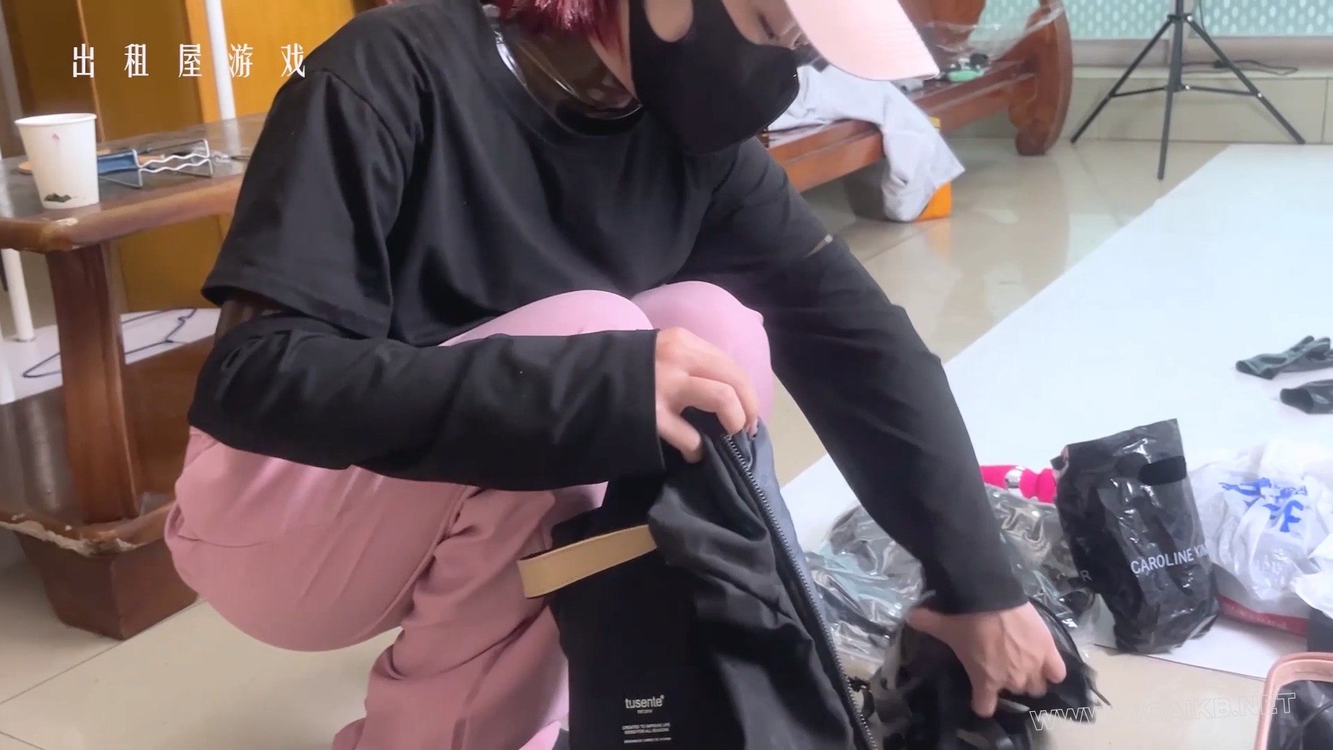 【出租屋游戏】超完整胶衣露出！从穿衣到出门在大街上震动躲在露天球场自亵！最后 预览图
