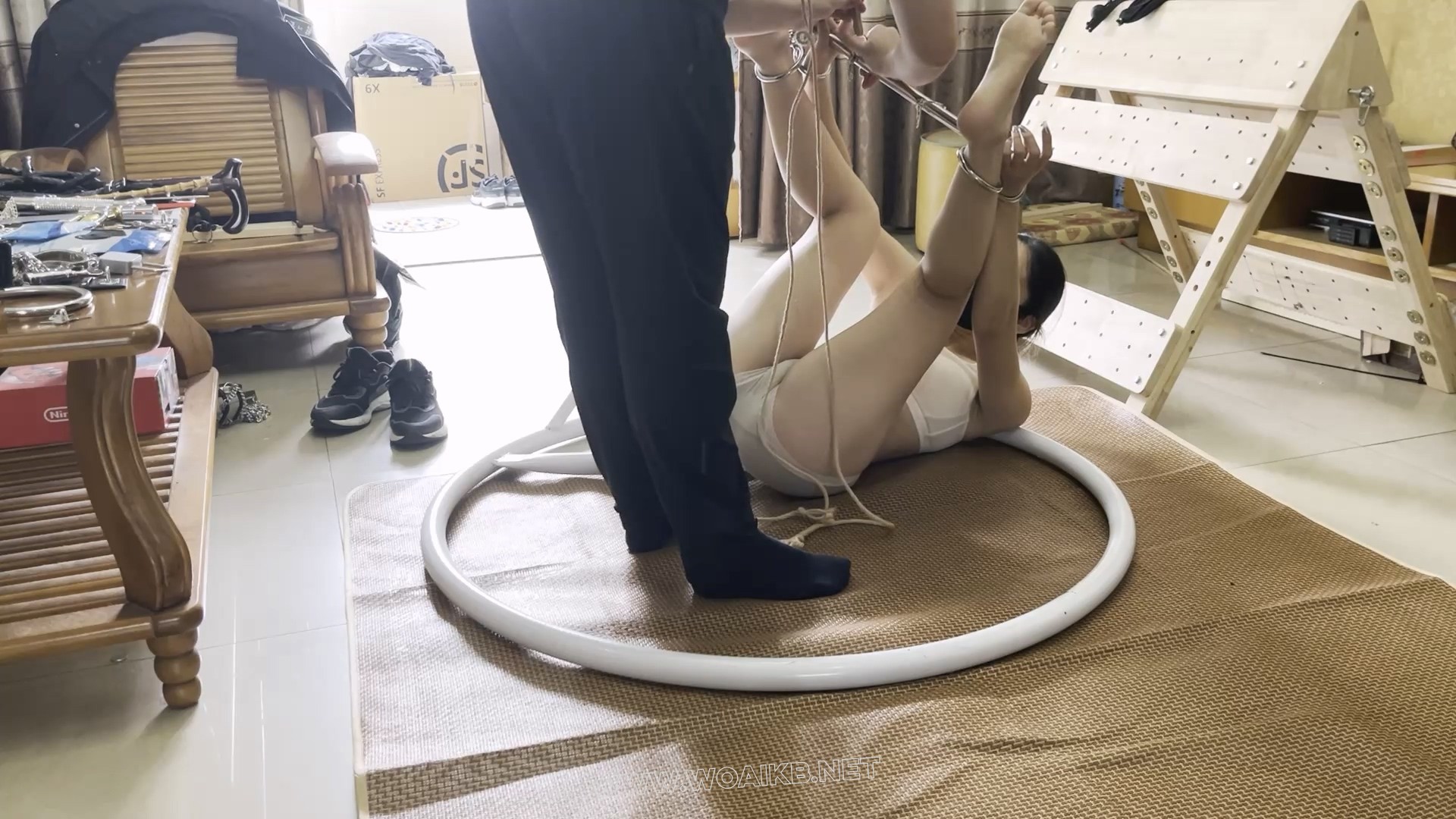 线下真实调教之墨依强制分腿并手脚吊缚放置，羞耻分腿吊缚+踩踏羞辱+羽毛TK挠脚挠 预览图