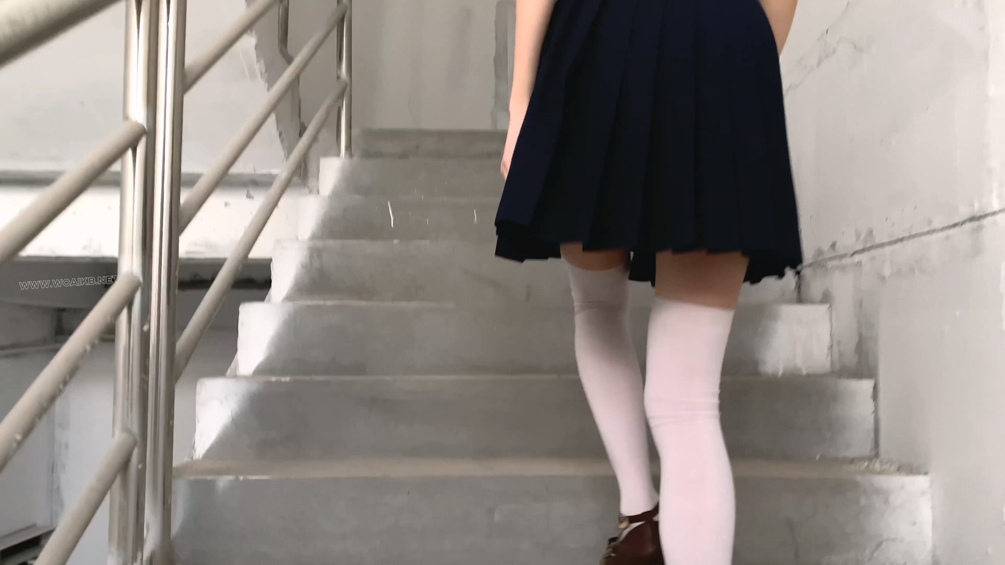 【尤美加奈】紧张刺激的废墟首作！双马尾白丝JK被尾随！胶布封嘴 + 蒙眼 + 郊狼 + … 封面图