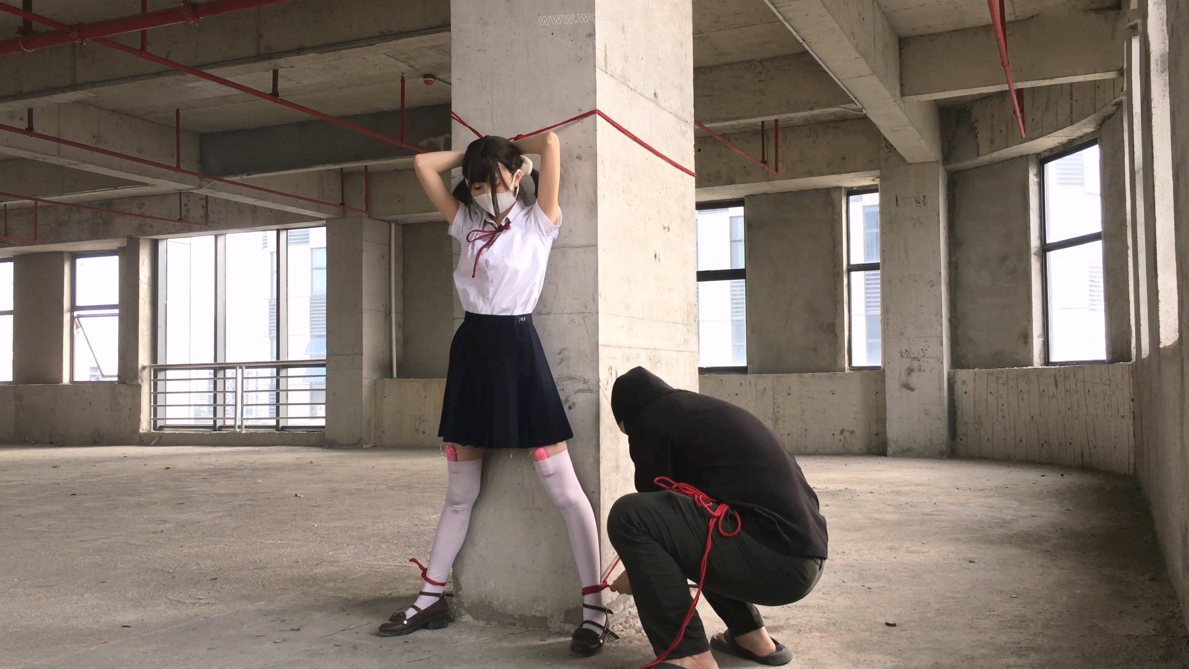 【尤美加奈】紧张刺激的废墟首作！双马尾白丝JK被尾随！胶布封嘴 + 蒙眼 + 郊狼 + 预览图