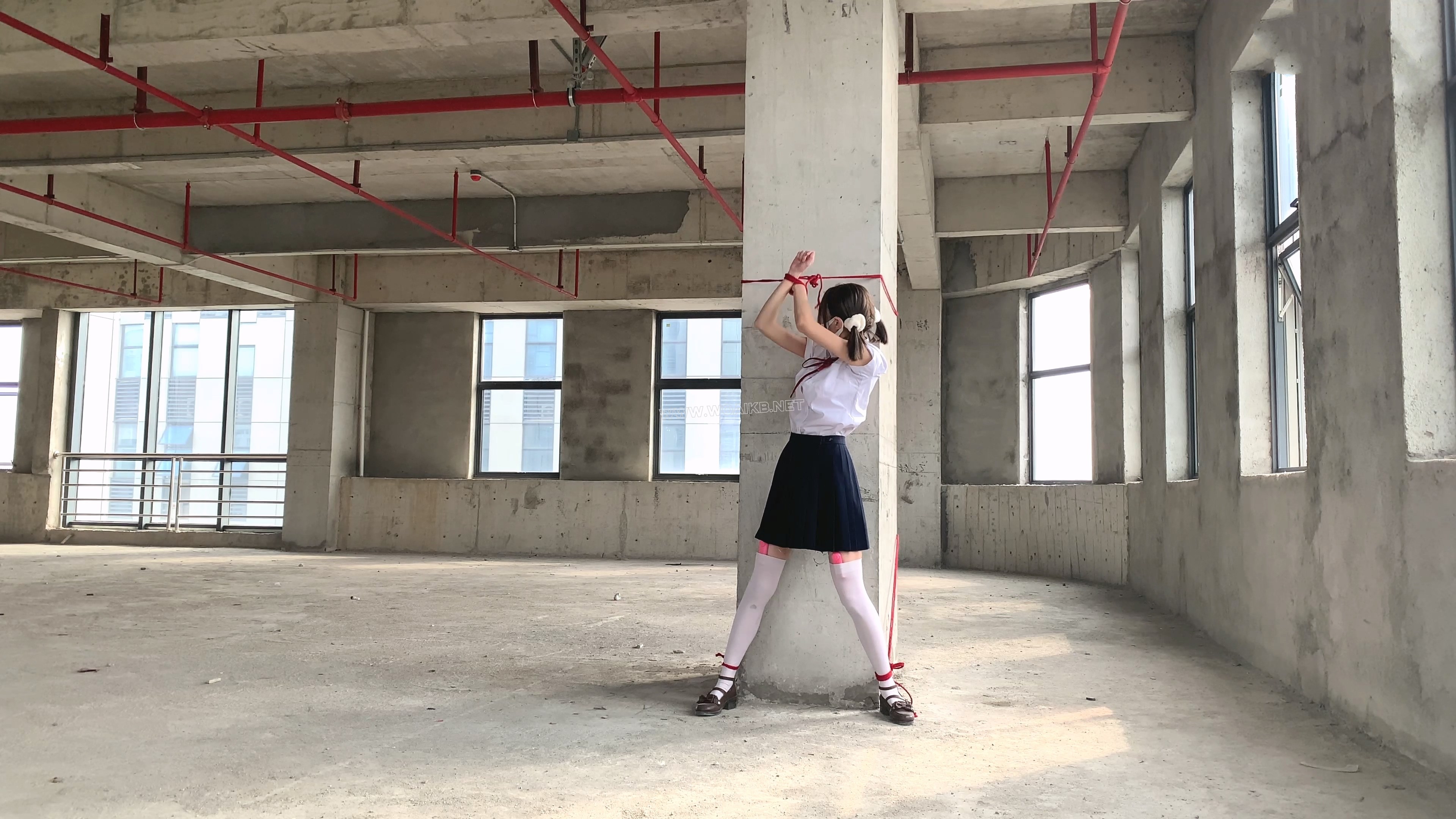 【尤美加奈】紧张刺激的废墟首作！双马尾白丝JK被尾随！胶布封嘴 + 蒙眼 + 郊狼 + 预览图