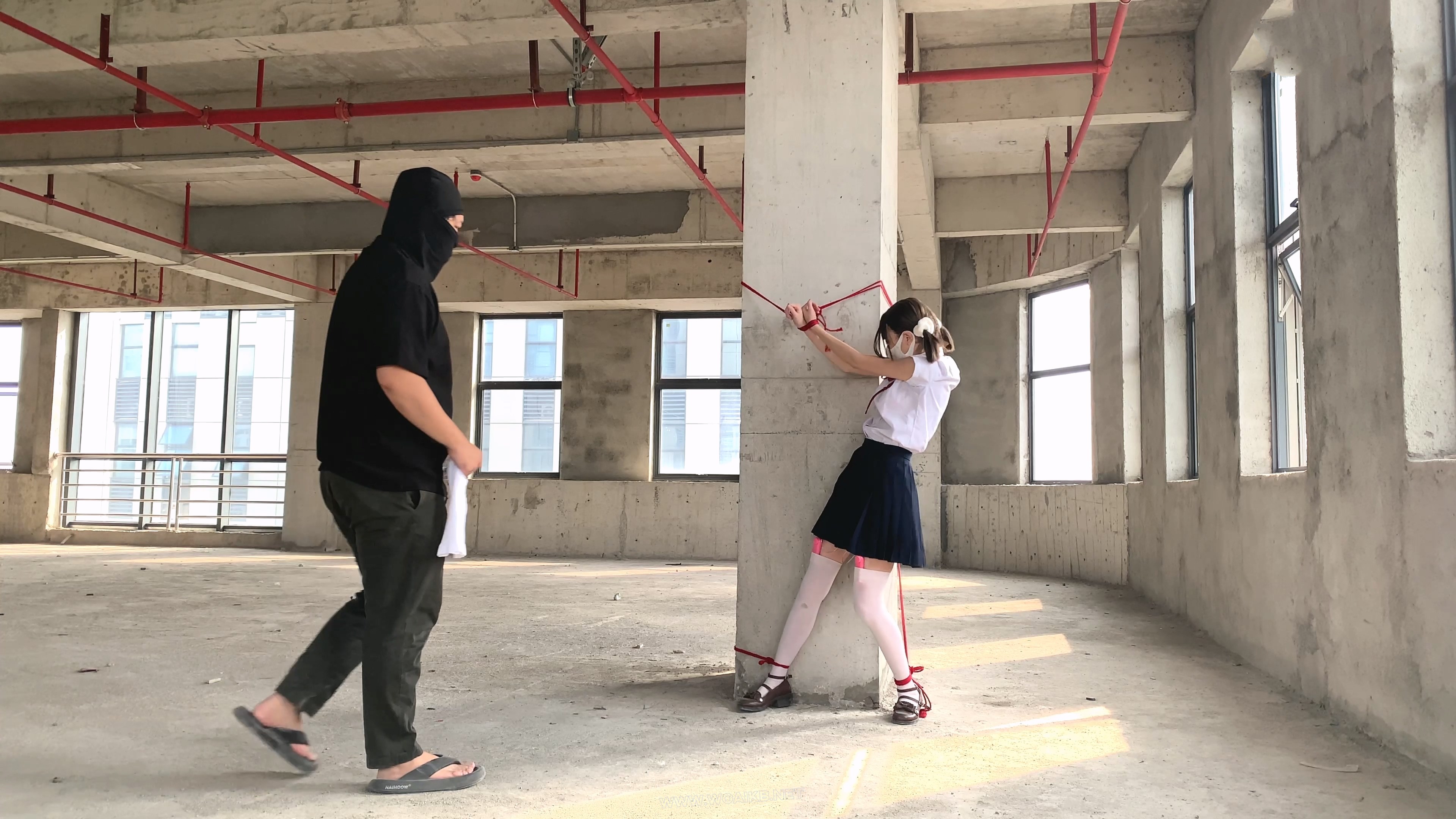 【尤美加奈】紧张刺激的废墟首作！双马尾白丝JK被尾随！胶布封嘴 + 蒙眼 + 郊狼 + 预览图