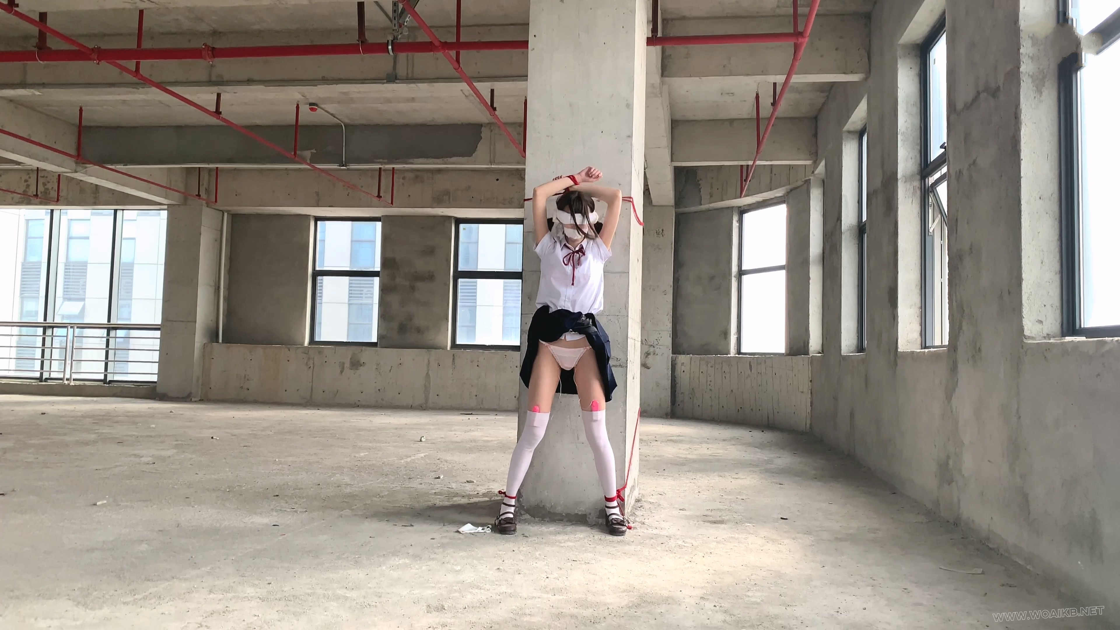 【尤美加奈】紧张刺激的废墟首作！双马尾白丝JK被尾随！胶布封嘴 + 蒙眼 + 郊狼 + 预览图