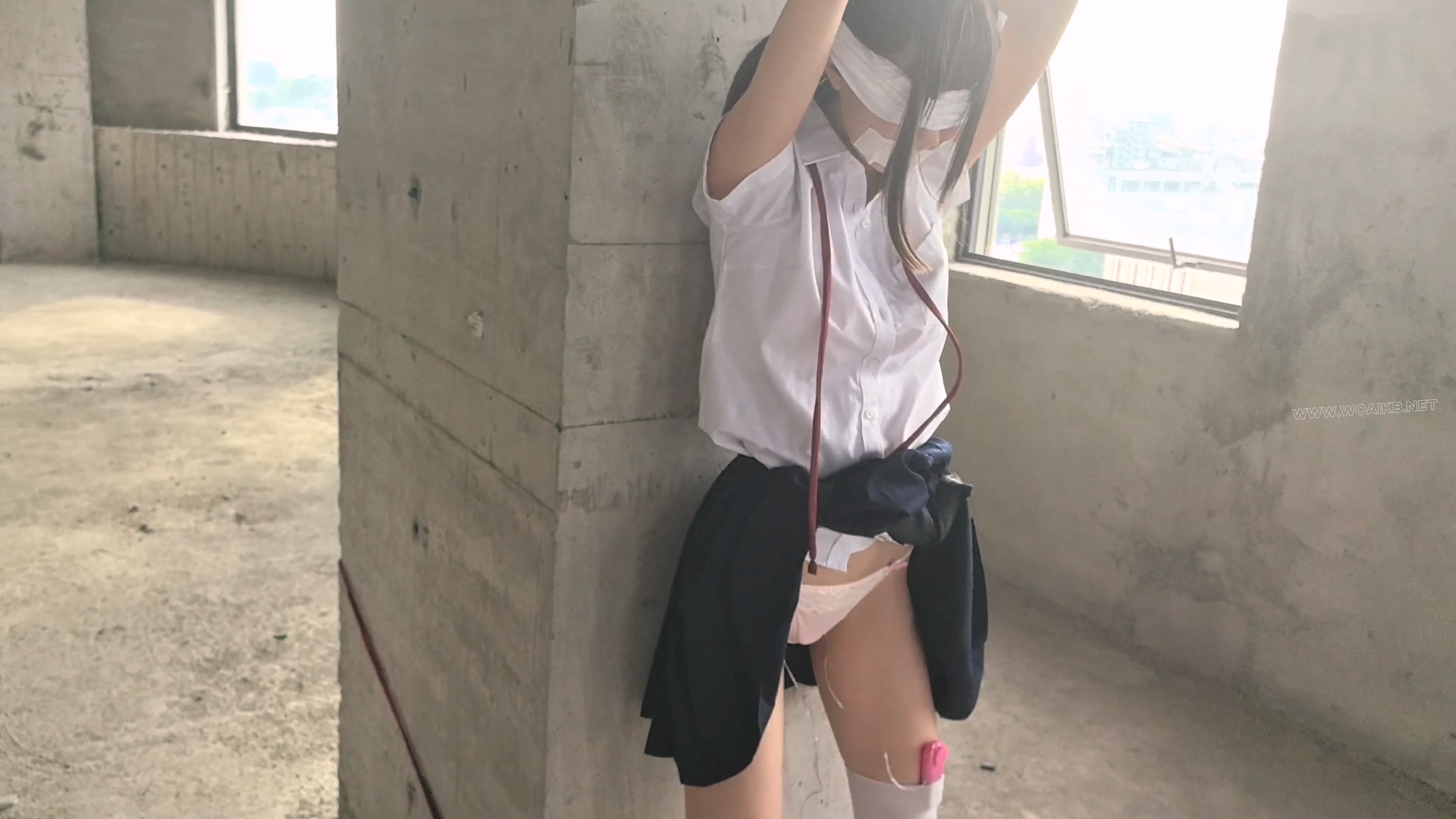 【尤美加奈】紧张刺激的废墟首作！双马尾白丝JK被尾随！胶布封嘴 + 蒙眼 + 郊狼 + 预览图