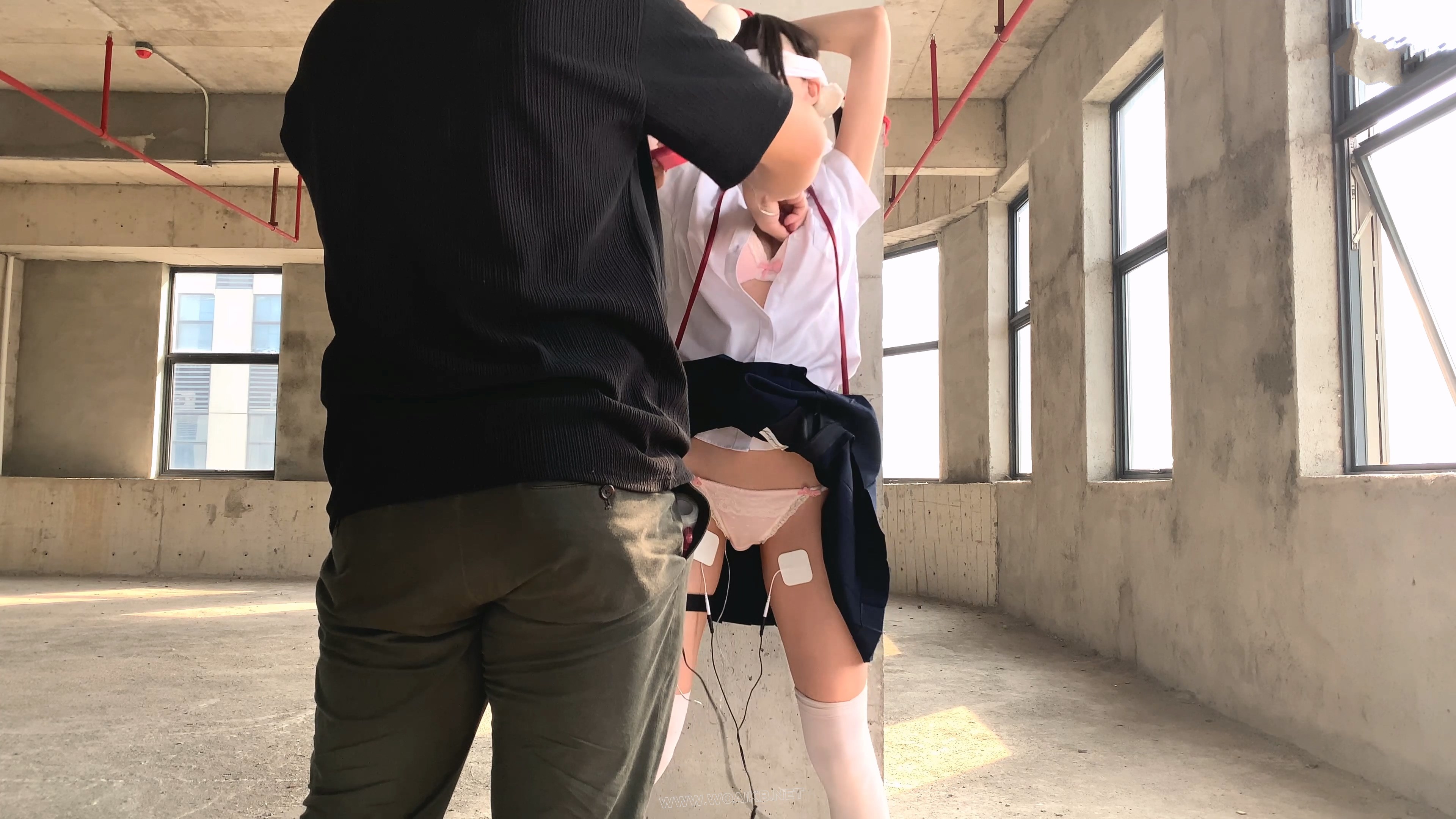 【尤美加奈】紧张刺激的废墟首作！双马尾白丝JK被尾随！胶布封嘴 + 蒙眼 + 郊狼 + 预览图