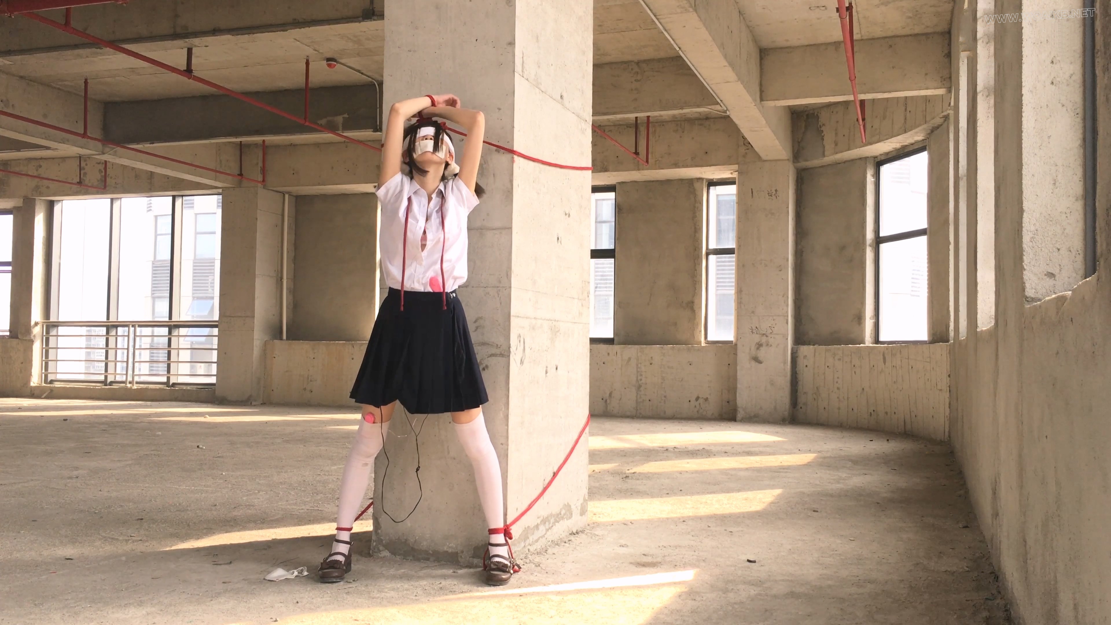 【尤美加奈】紧张刺激的废墟首作！双马尾白丝JK被尾随！胶布封嘴 + 蒙眼 + 郊狼 + 预览图