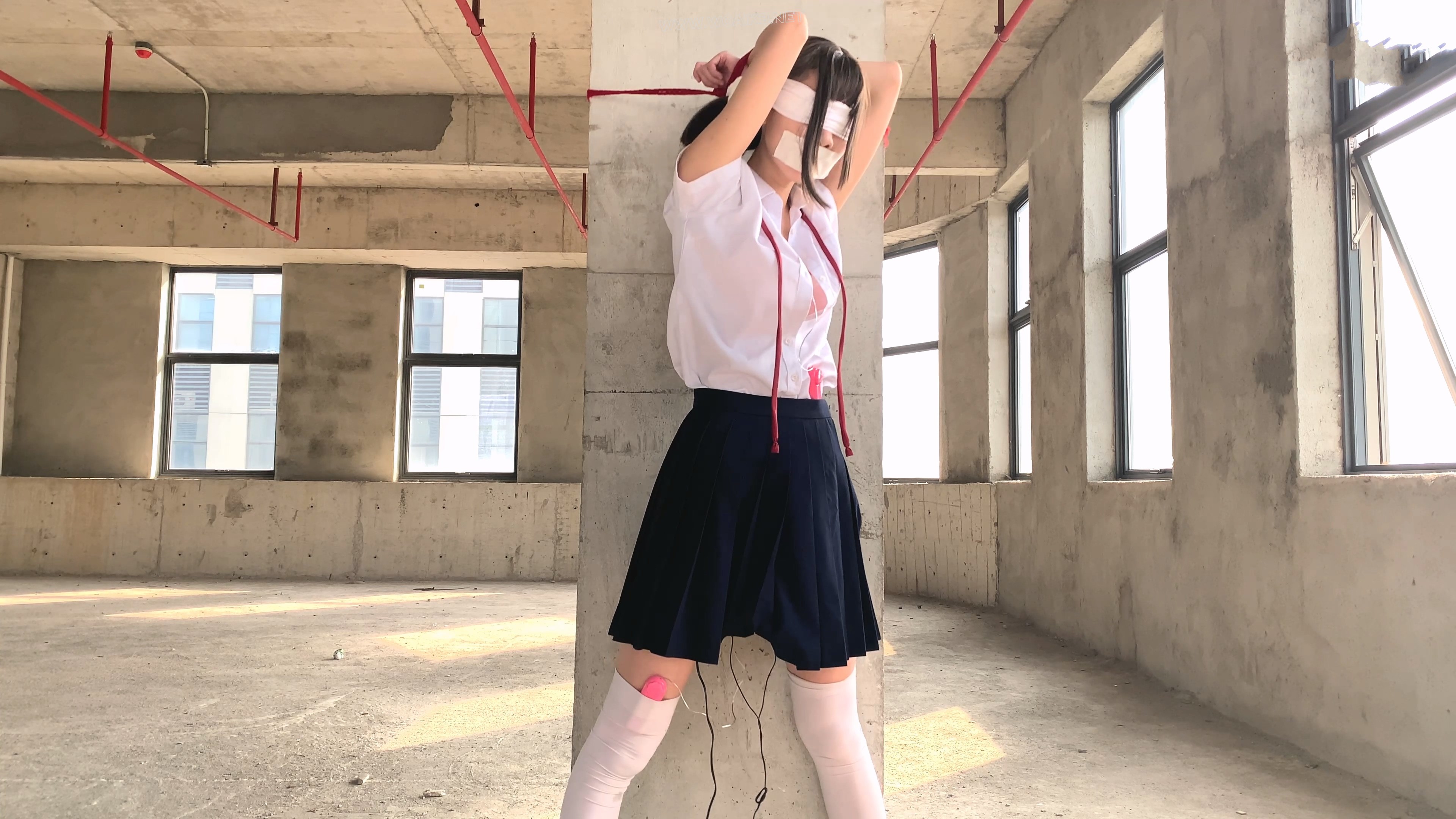 【尤美加奈】紧张刺激的废墟首作！双马尾白丝JK被尾随！胶布封嘴 + 蒙眼 + 郊狼 + 预览图