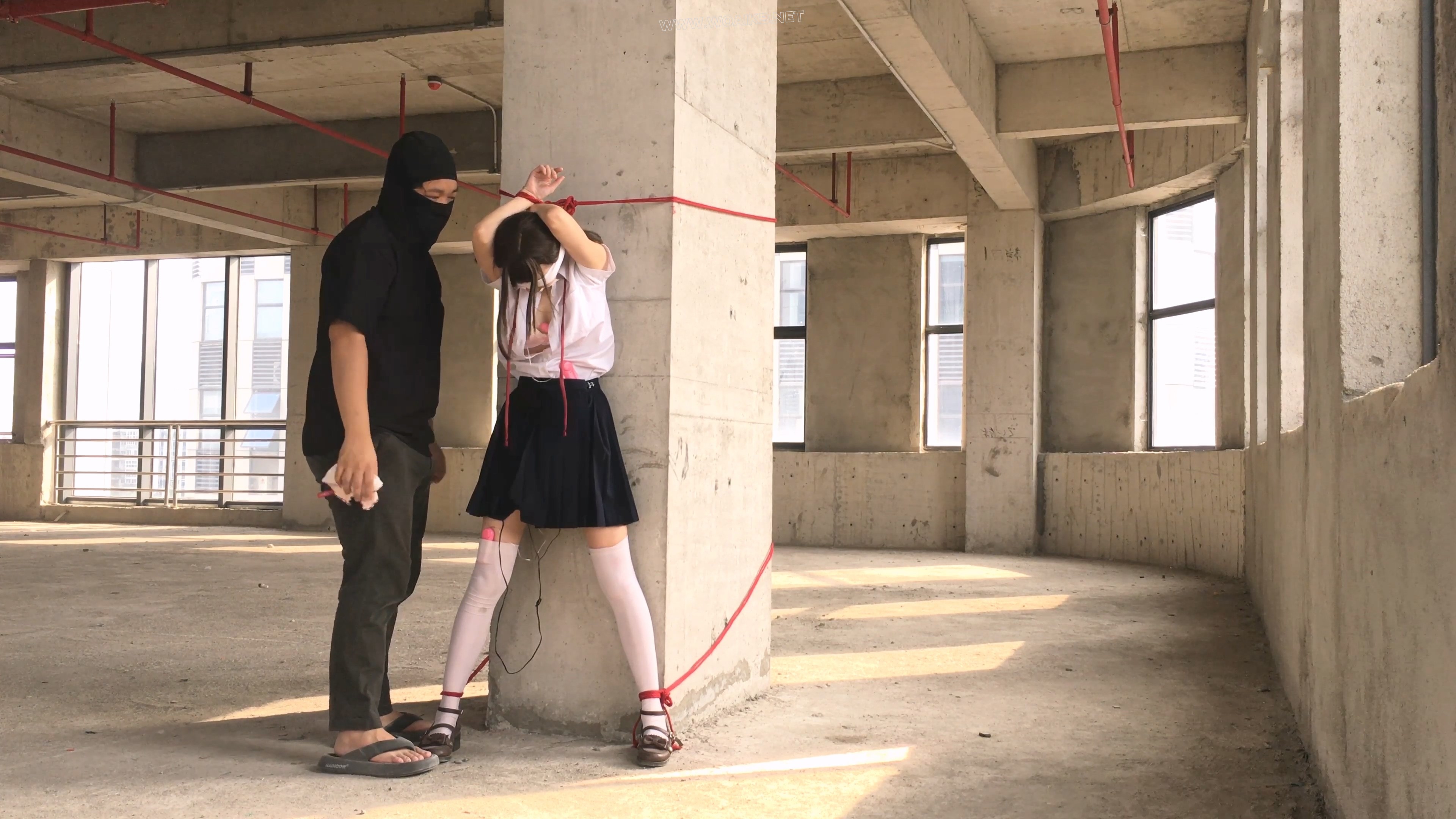 【尤美加奈】紧张刺激的废墟首作！双马尾白丝JK被尾随！胶布封嘴 + 蒙眼 + 郊狼 + 预览图