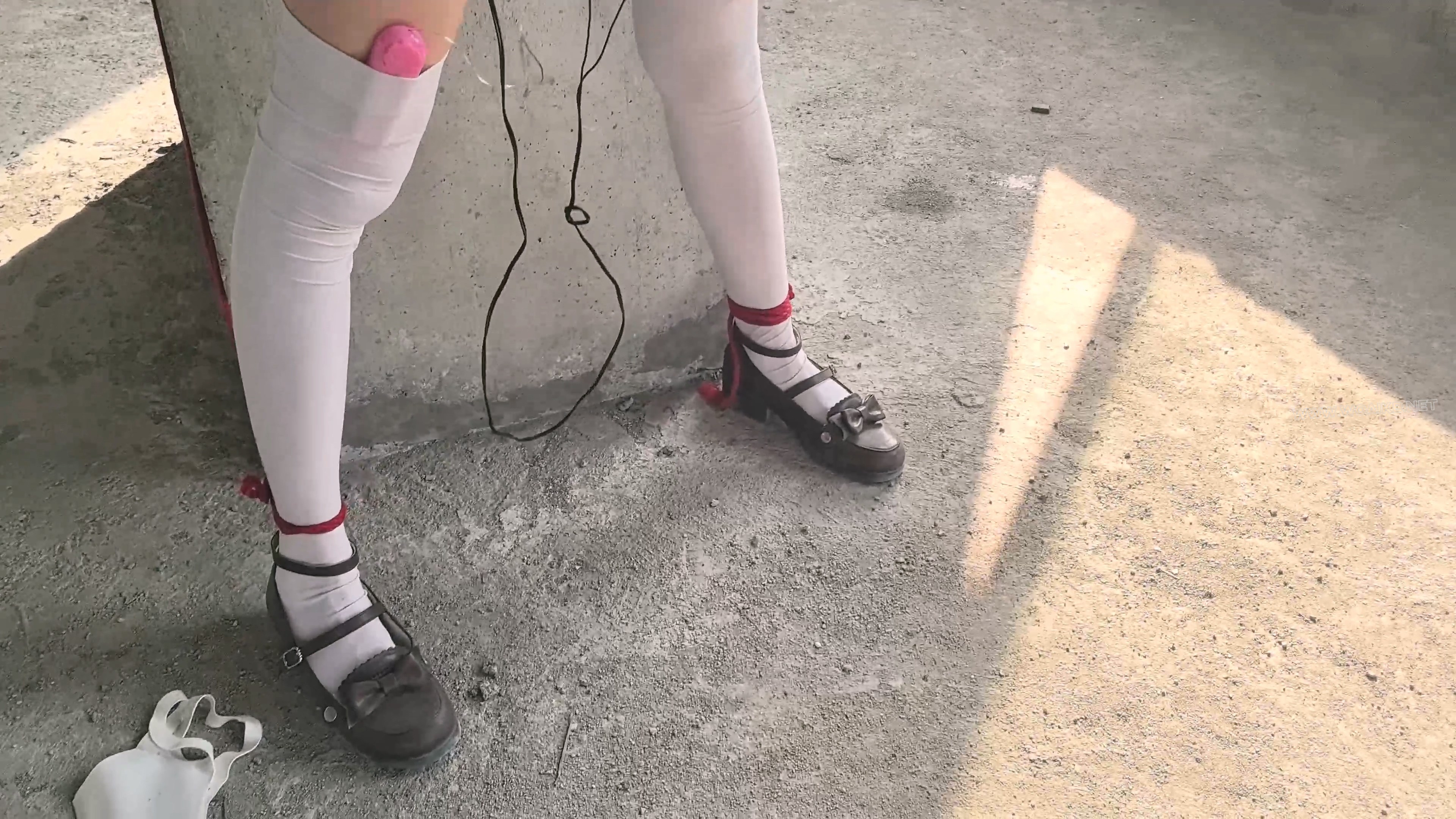 【尤美加奈】紧张刺激的废墟首作！双马尾白丝JK被尾随！胶布封嘴 + 蒙眼 + 郊狼 + 预览图