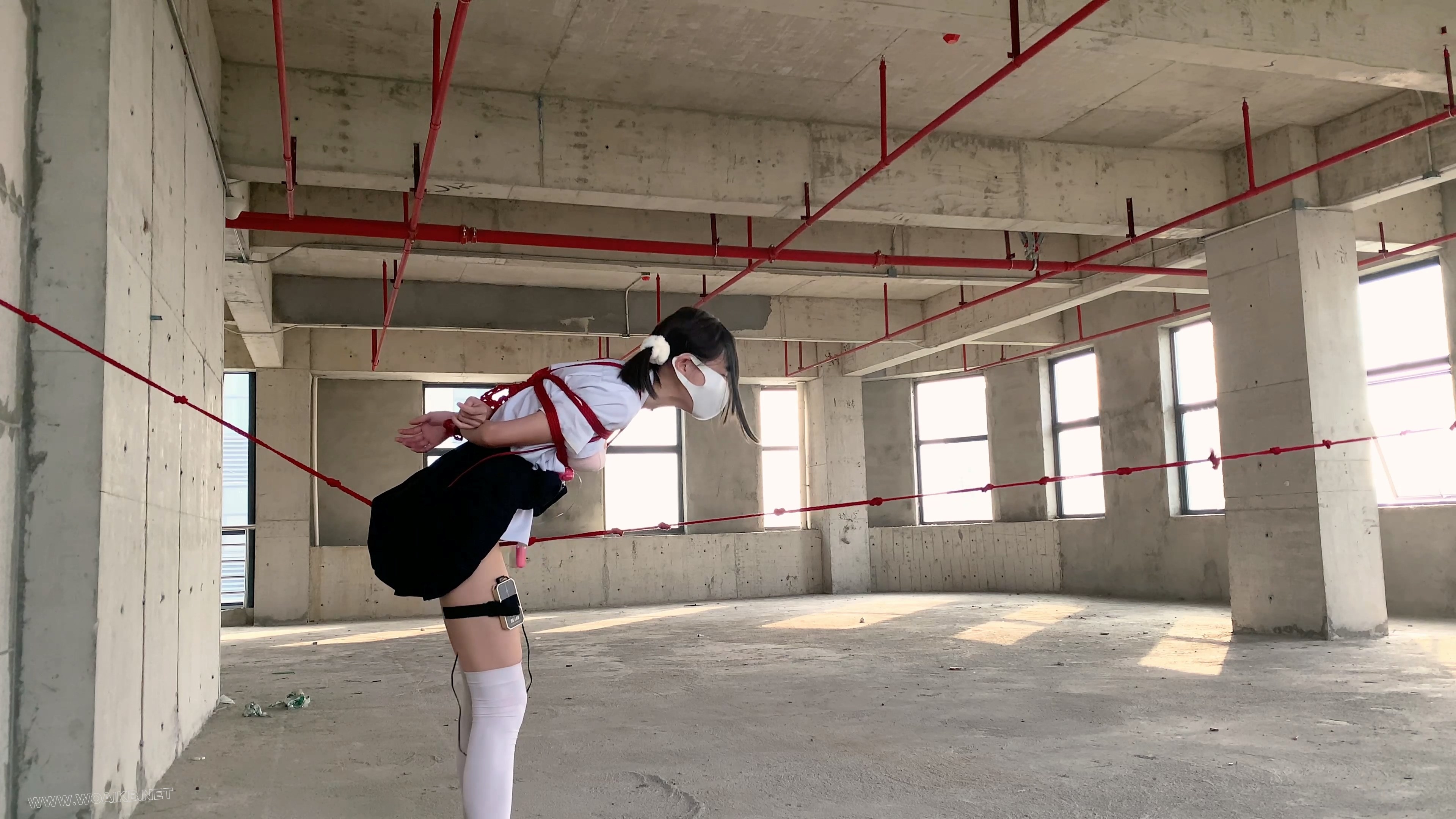 【尤美加奈】废墟续作！双马尾白丝JK被羞耻调教 强制走绳+郊狼+小黑屋蒙眼股绳TD棒 预览图