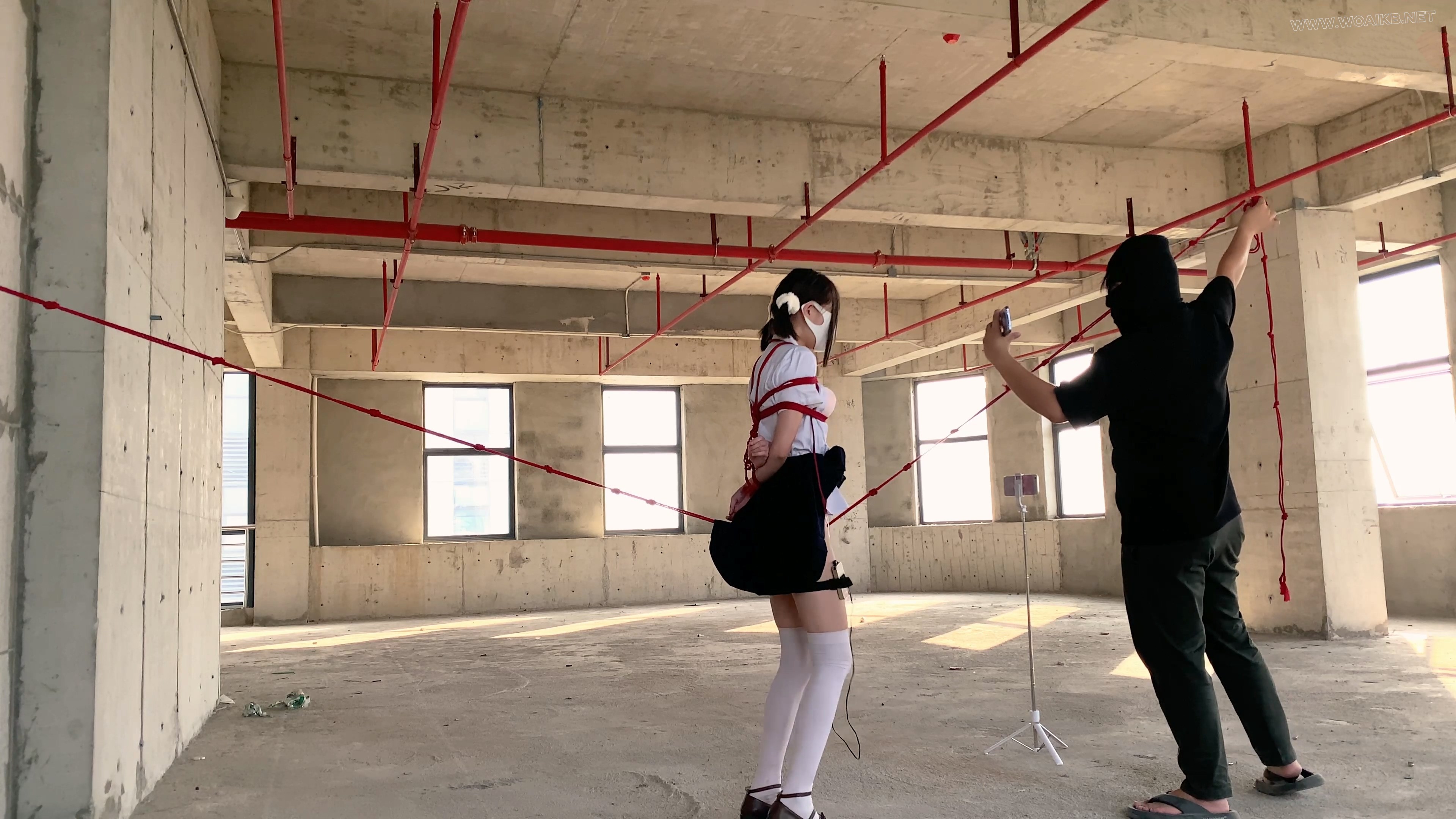 【尤美加奈】废墟续作！双马尾白丝JK被羞耻调教 强制走绳+郊狼+小黑屋蒙眼股绳TD棒 预览图