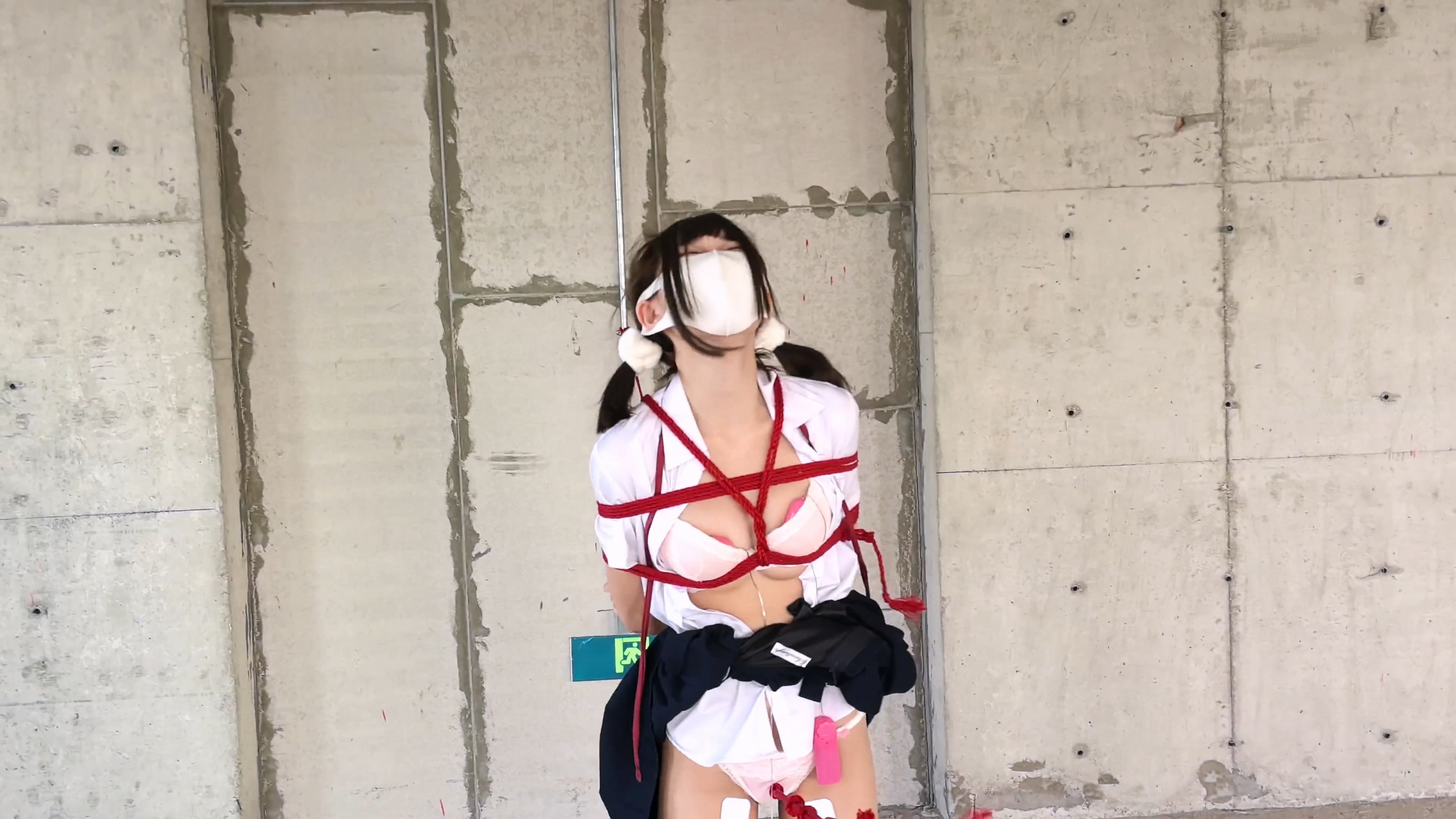 【尤美加奈】废墟续作！双马尾白丝JK被羞耻调教 强制走绳+郊狼+小黑屋蒙眼股绳TD棒 预览图
