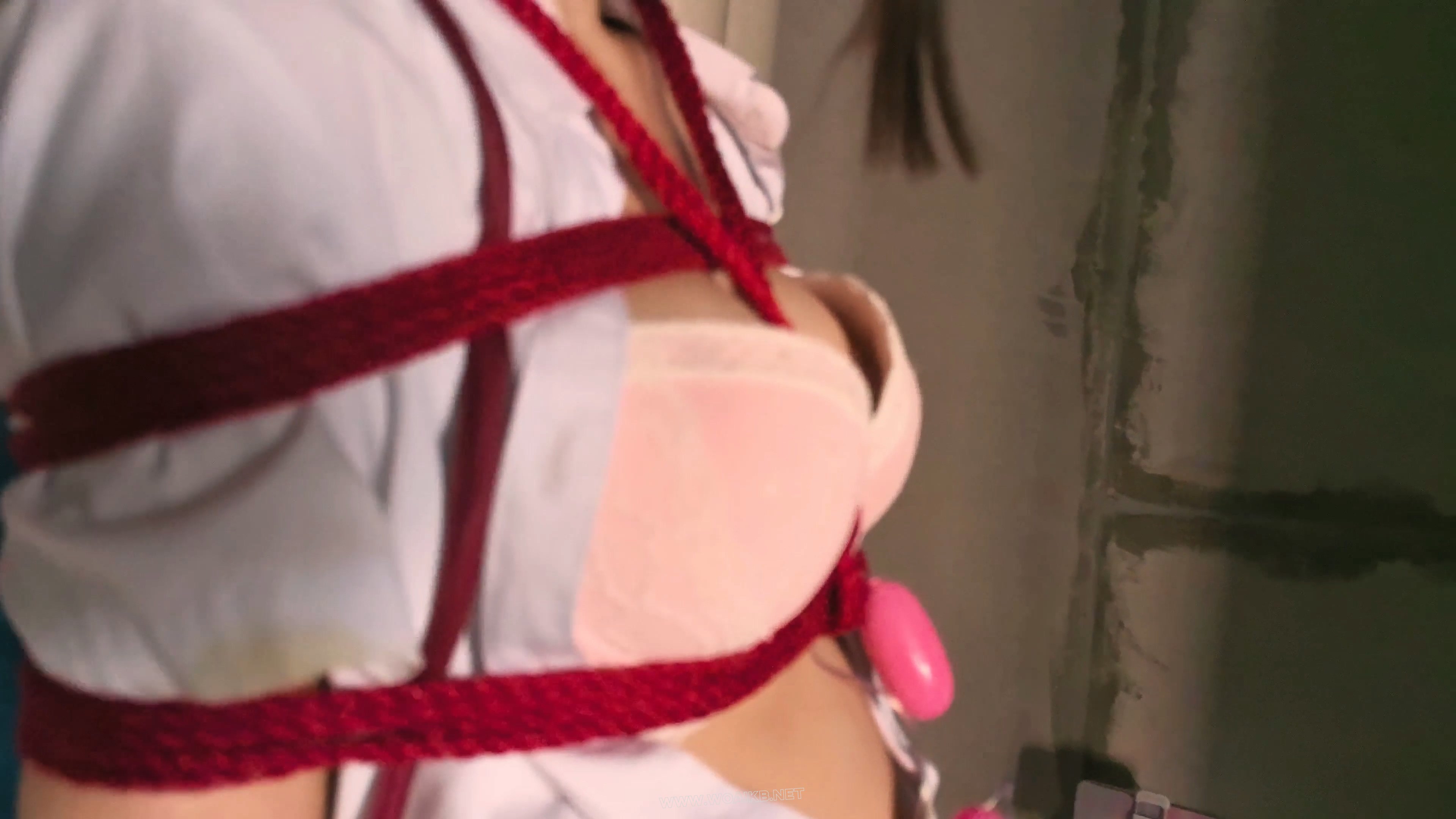【尤美加奈】废墟续作！双马尾白丝JK被羞耻调教 强制走绳+郊狼+小黑屋蒙眼股绳TD棒 预览图