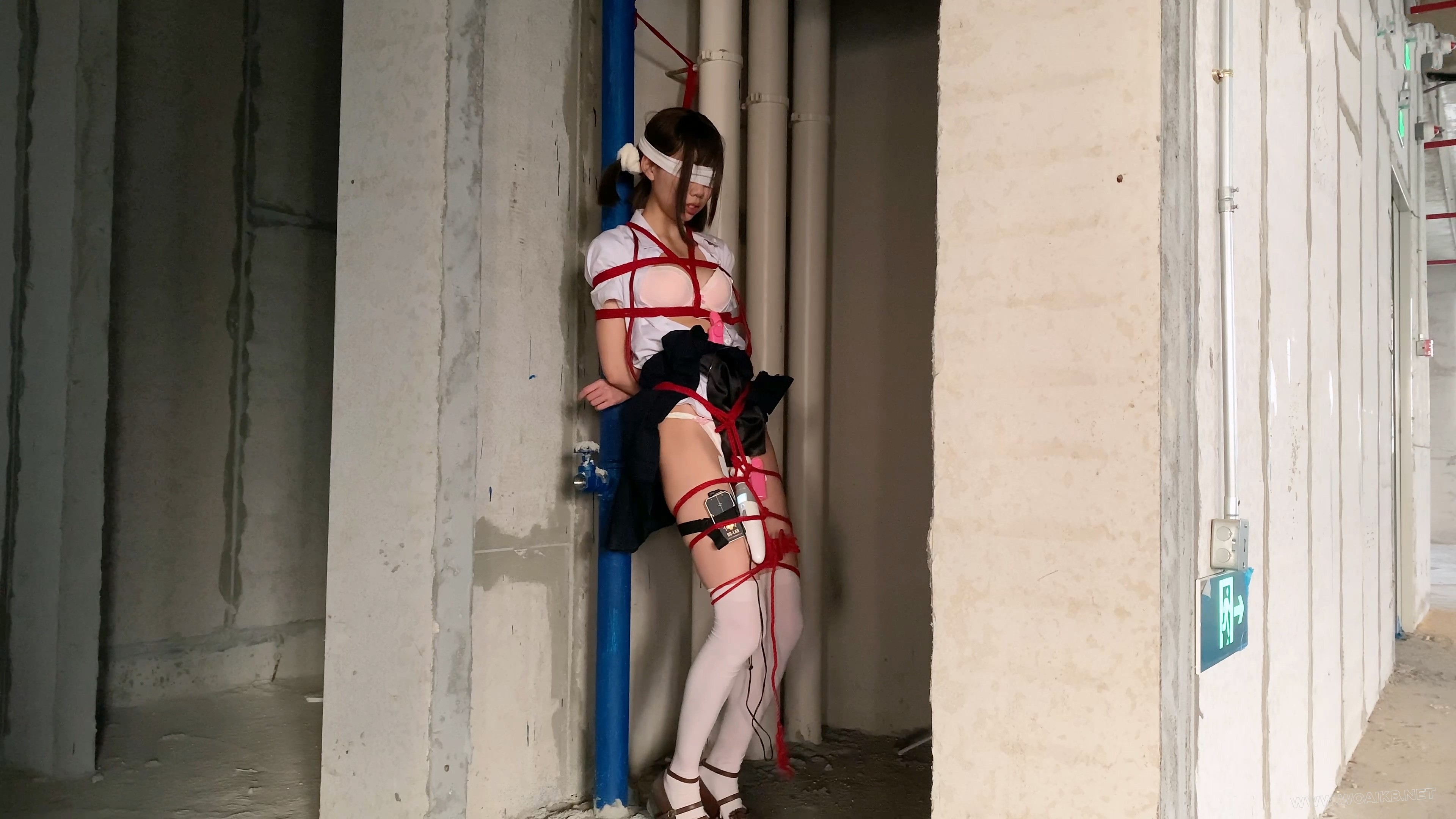 【尤美加奈】废墟续作！双马尾白丝JK被羞耻调教 强制走绳+郊狼+小黑屋蒙眼股绳TD棒 预览图