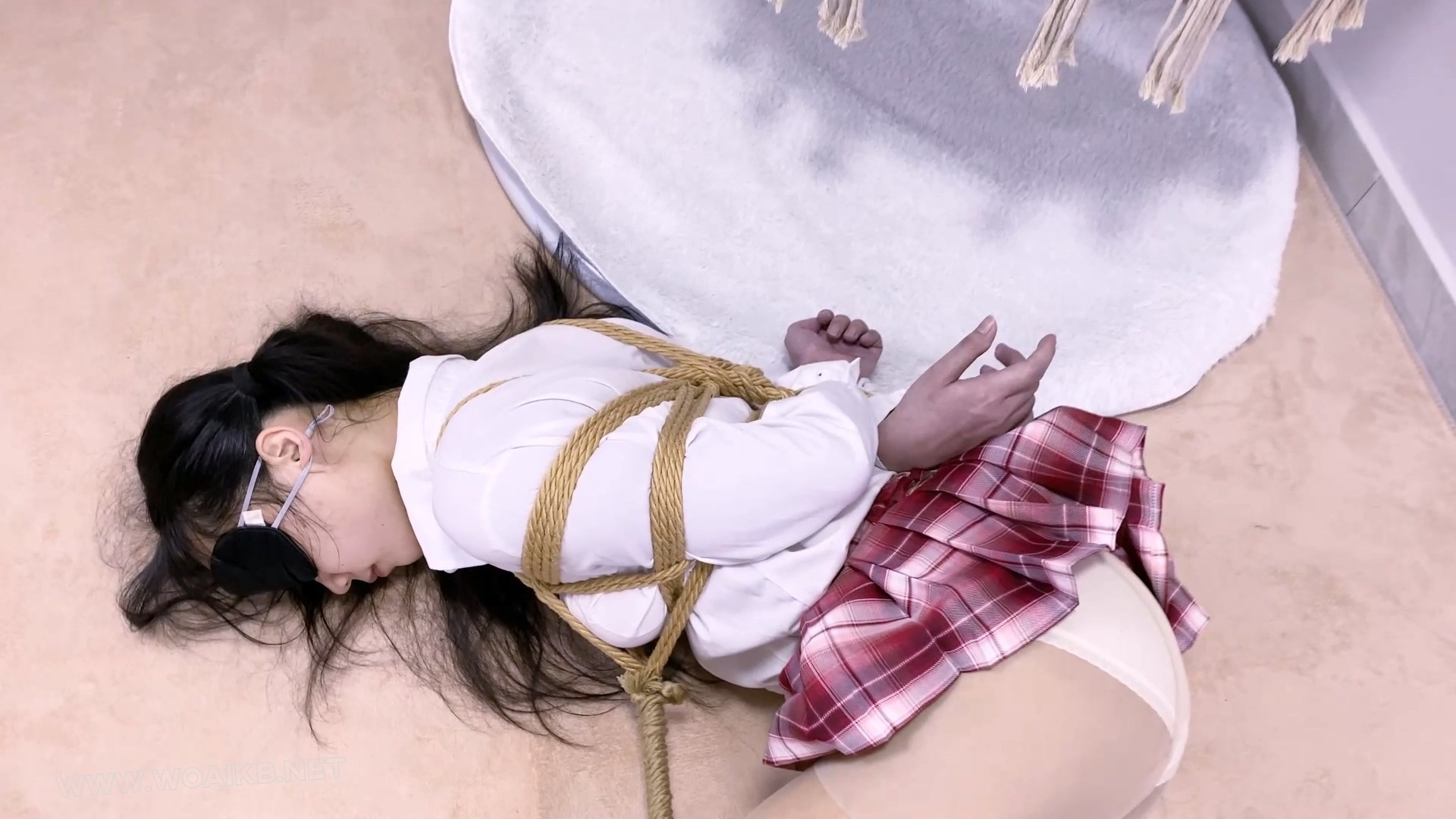 《少女情劫》 -第五集-被超紧日式紧缚+胸缚+股绳+蛇缚并腿捆+丝袜堵嘴再口球+TD刺 预览图