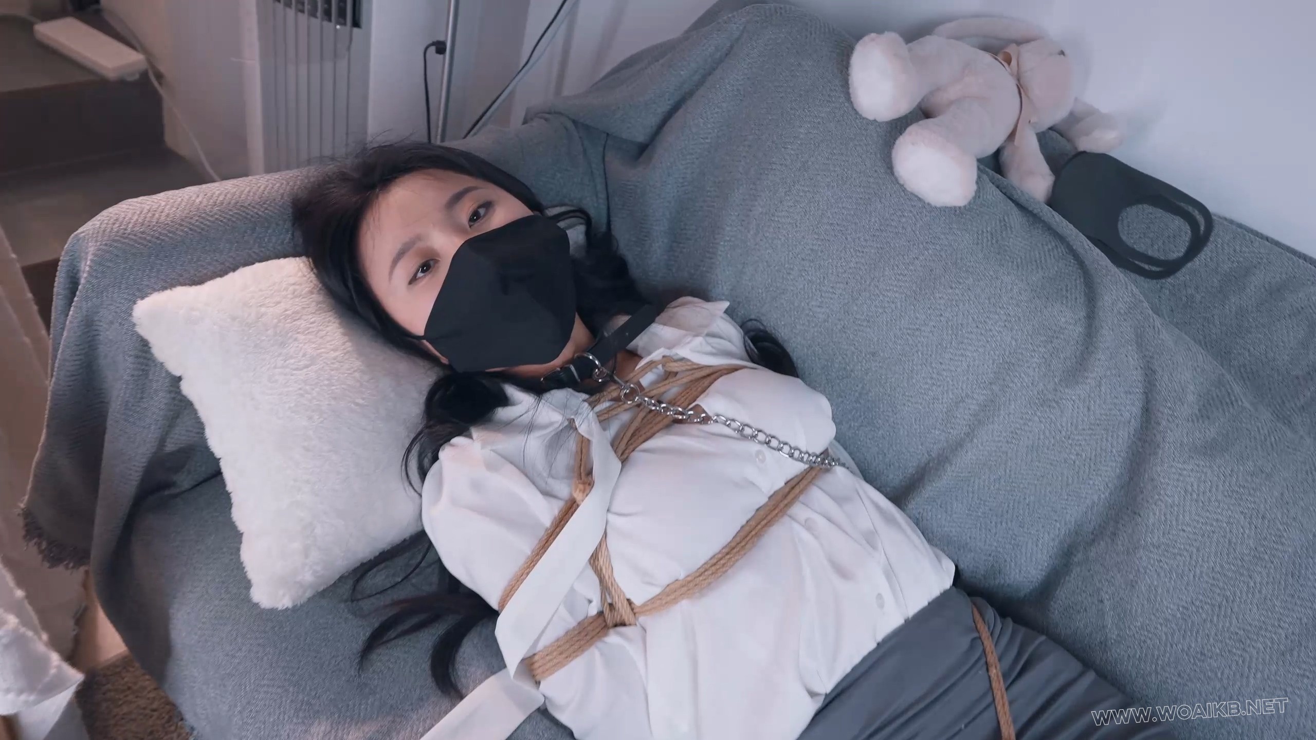 字幕版《OL的游戏》 指导下属工作一直偷看我的大腿和足，还偷看绳艺视频，我答应只 预览图
