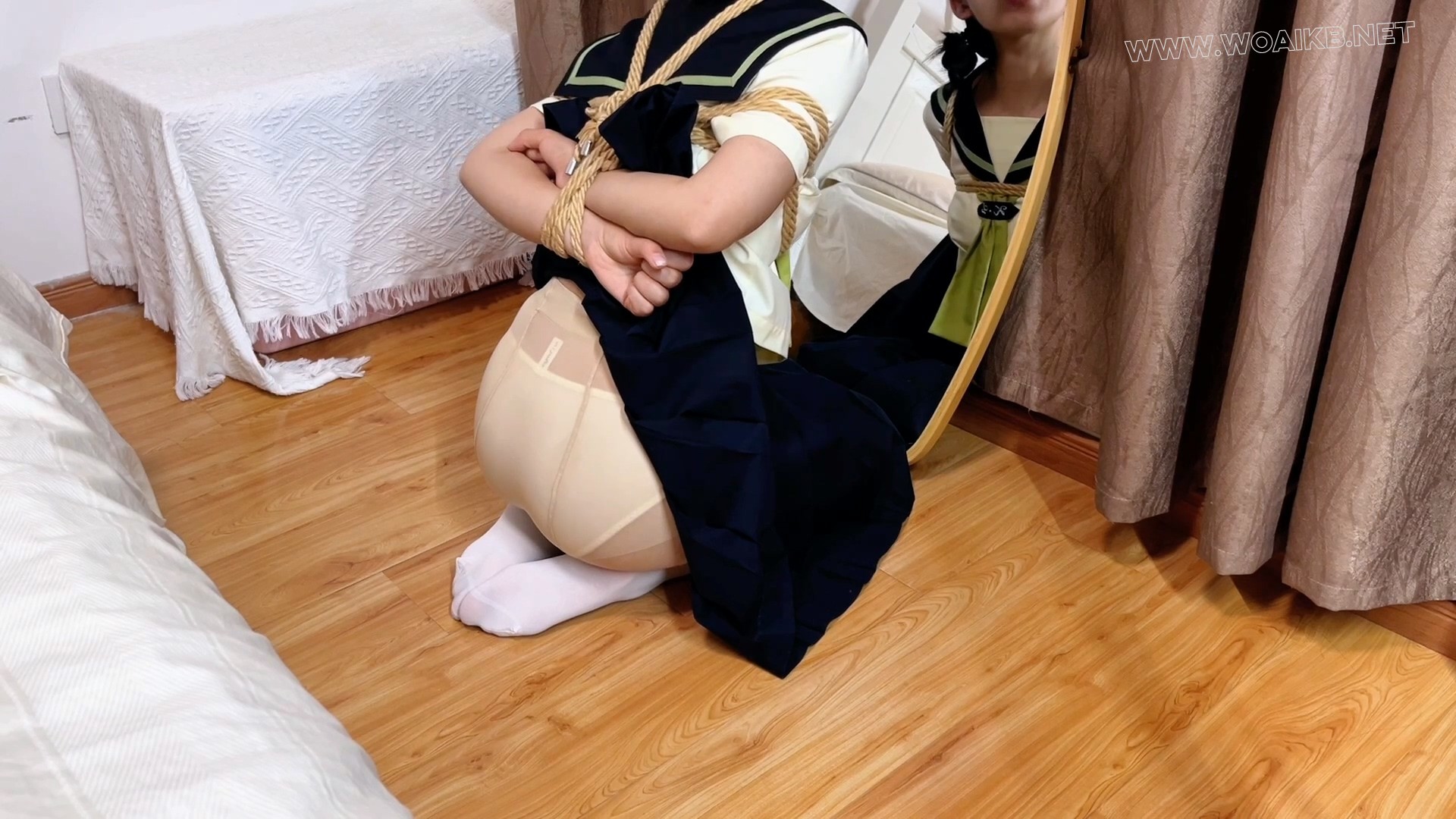 这样的小湿妹，怎么能狠心不支持一波呢？！ 【水灵灵的JK小湿妹】水手服肉丝+小腿 预览图