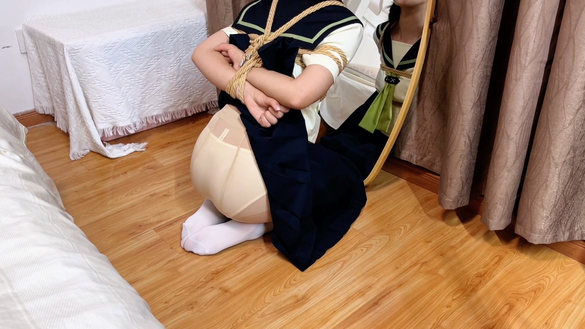 这样的小湿妹，怎么能狠心不支持一波呢？！ 【水灵灵的JK小湿妹】水手服肉丝+小腿 预览图