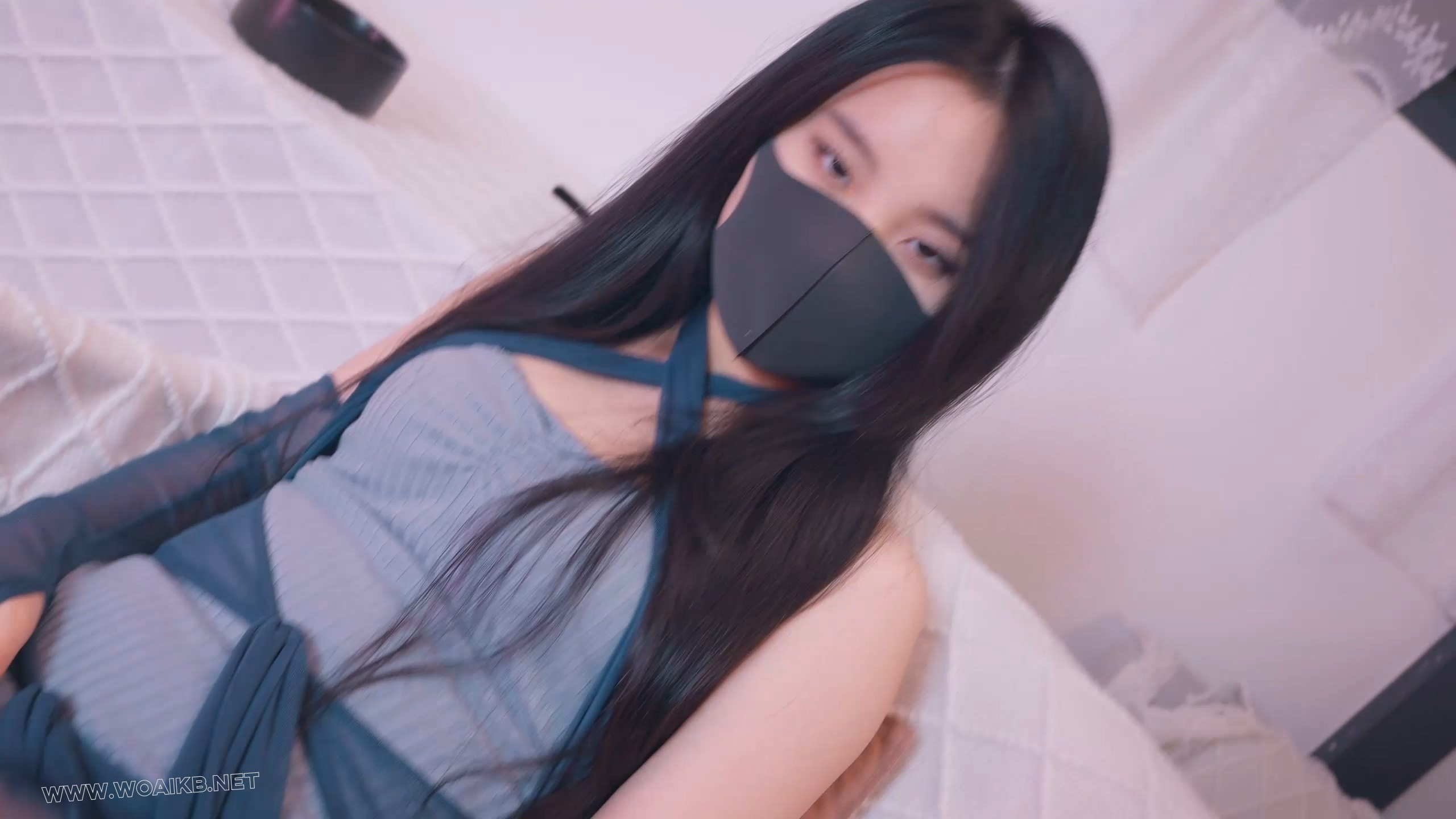 《被驯服的美艳少妇3》 穿上蓝色战袍，女主人被我单手套吊缚，用她的原味丝袜套口… 封面图
