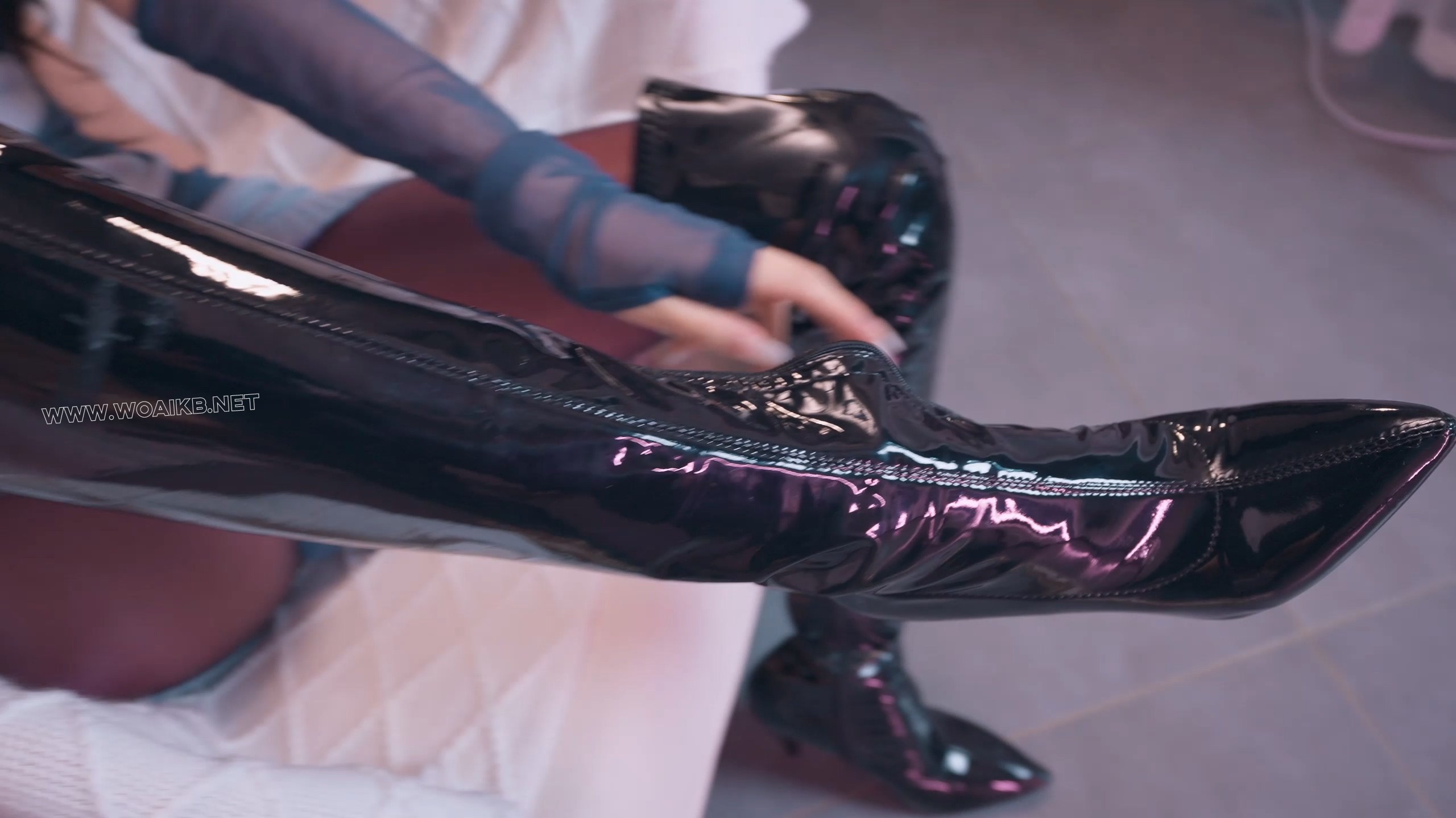 《被驯服的美艳少妇3》 穿上蓝色战袍，女主人被我单手套吊缚，用她的原味丝袜套口 预览图