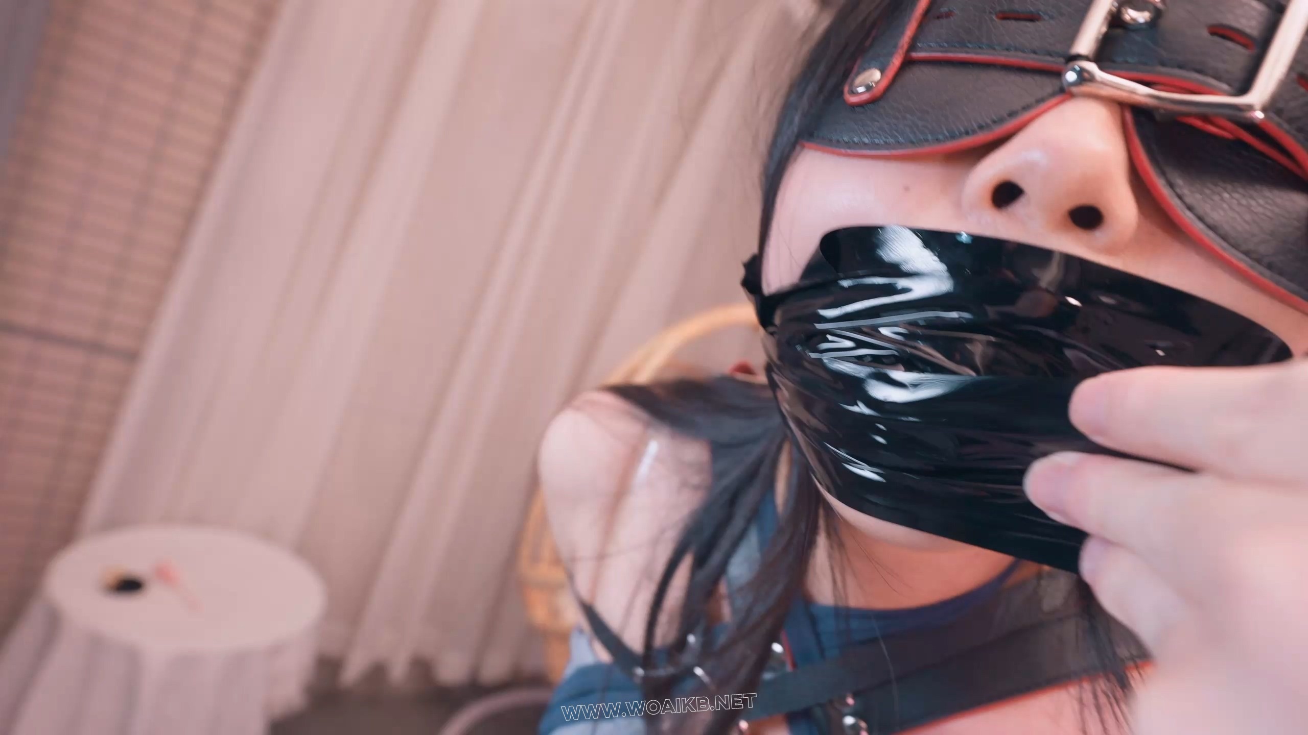 《被驯服的美艳少妇3》 穿上蓝色战袍，女主人被我单手套吊缚，用她的原味丝袜套口 预览图