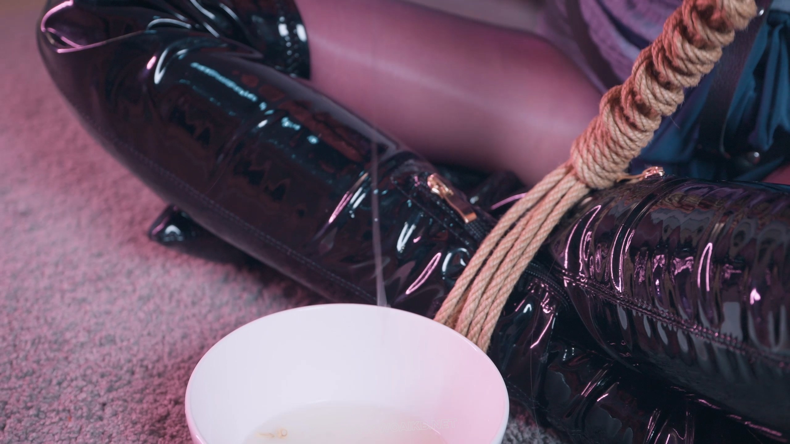 《被驯服的美艳少妇3》 穿上蓝色战袍，女主人被我单手套吊缚，用她的原味丝袜套口 预览图