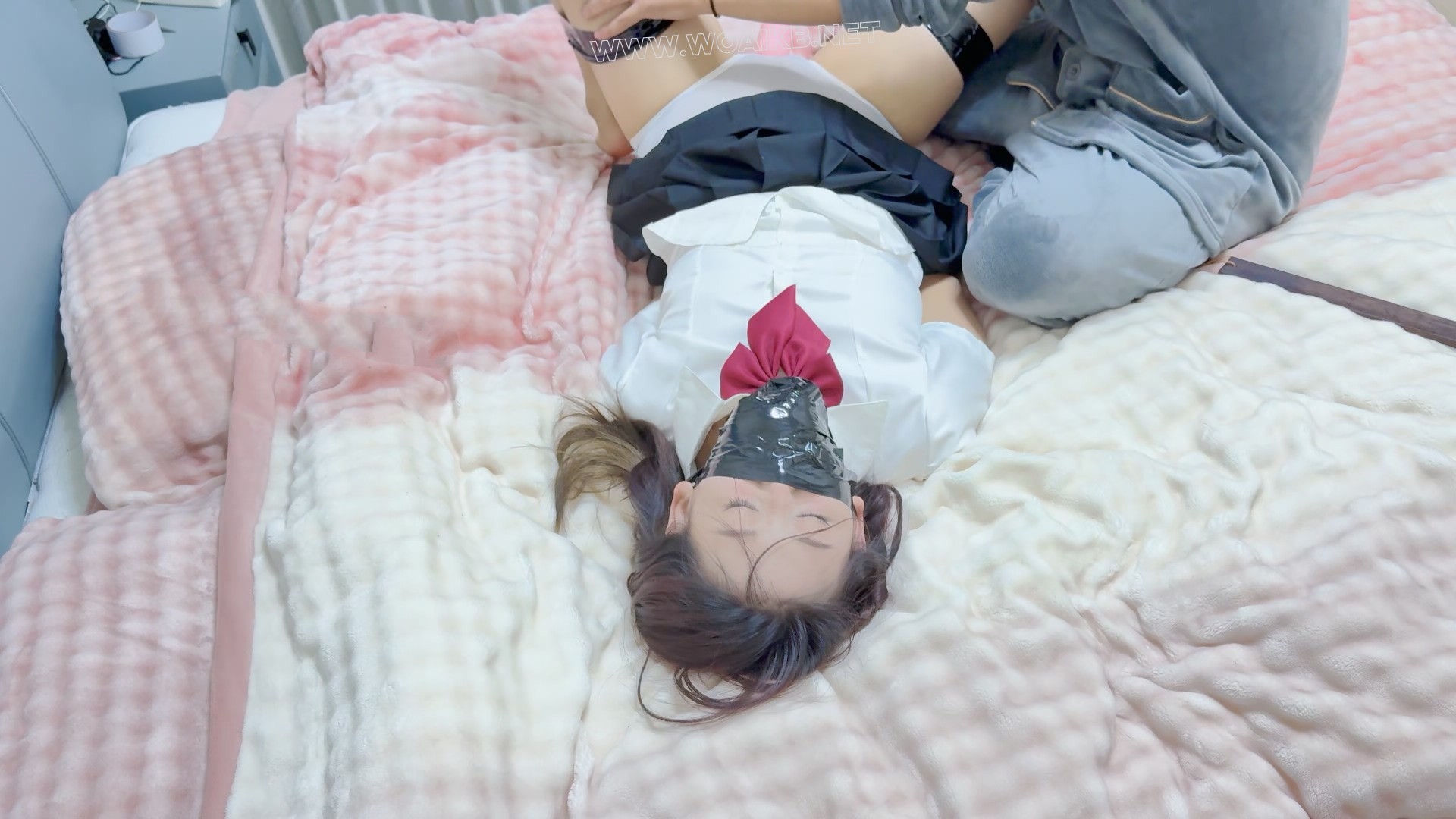 入室迷晕jk妹 入室迷晕，原味丝袜堵嘴，胶带封嘴 胶带捆绑m腿，挠痒，挠脚心，sp， 预览图