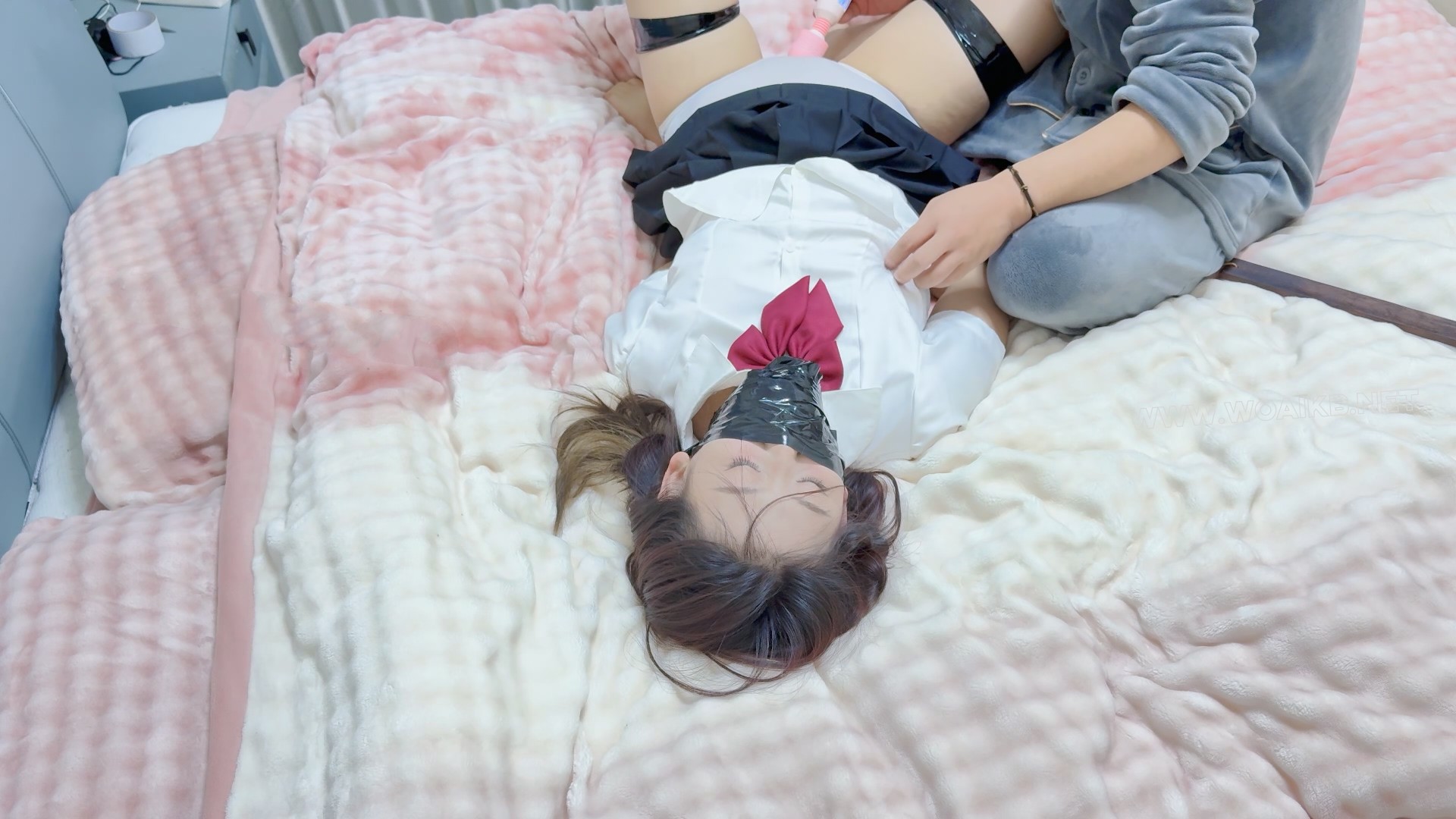 入室迷晕jk妹 入室迷晕，原味丝袜堵嘴，胶带封嘴 胶带捆绑m腿，挠痒，挠脚心，sp， 预览图