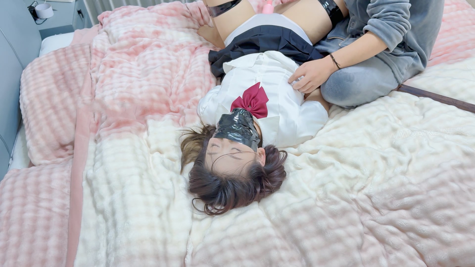 入室迷晕jk妹 入室迷晕，原味丝袜堵嘴，胶带封嘴 胶带捆绑m腿，挠痒，挠脚心，sp， 预览图