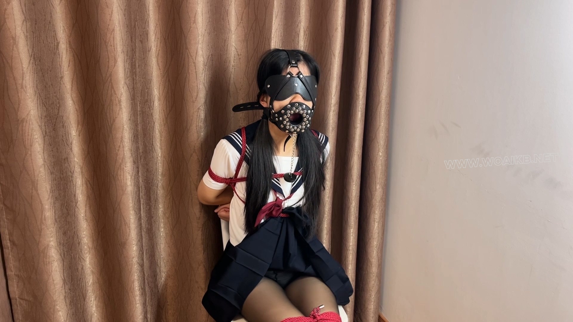 【邻家学妹之楼道惊魂-上集】What？！！楼道里面怎么会有一个黑丝JK学妹？不仅被捆 预览图