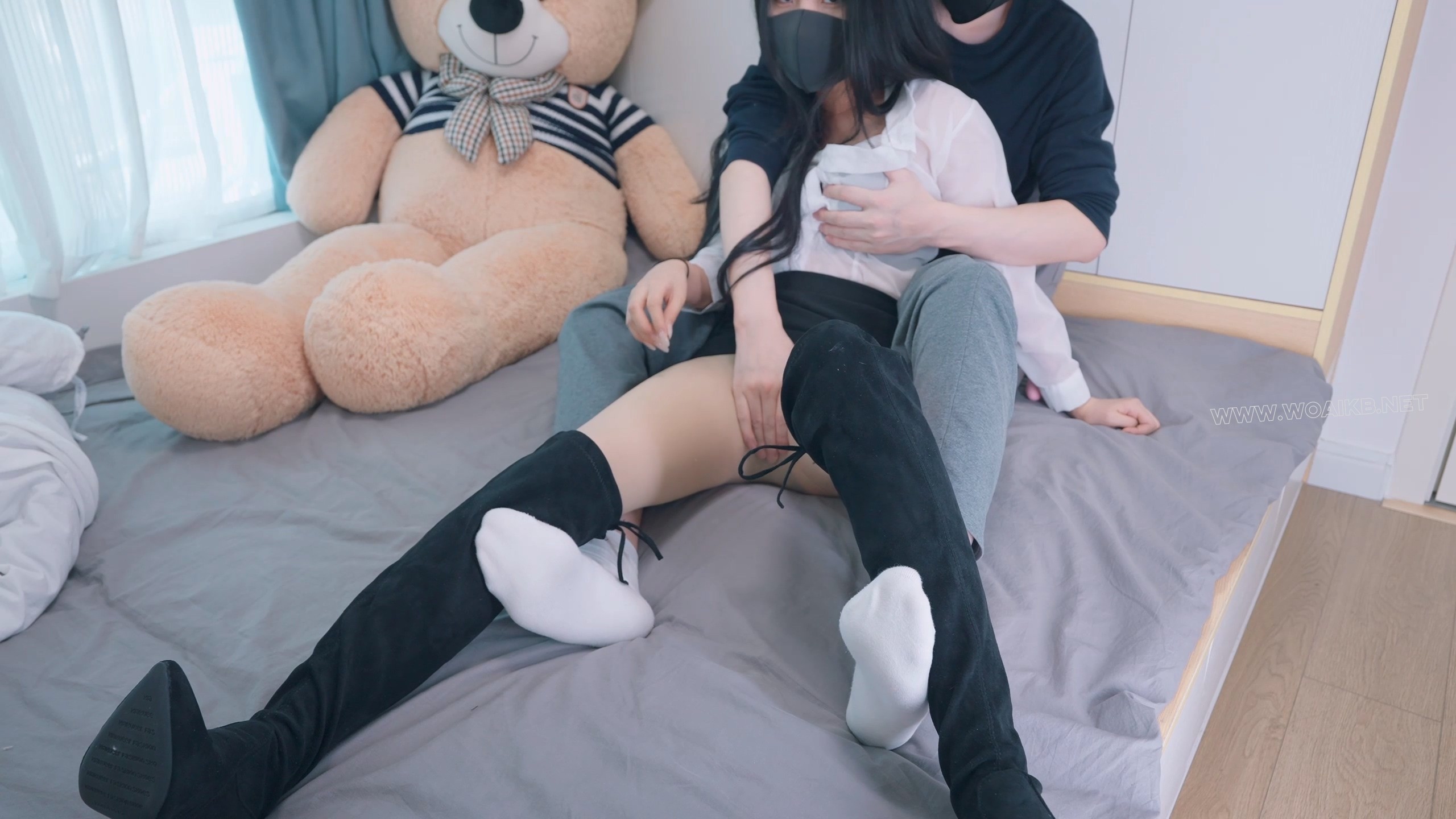 《OL的游戏2》上司自W被下属发现，强制抱住双腿分开玩起蜜xue，眺蛋震xue，绑起来 预览图