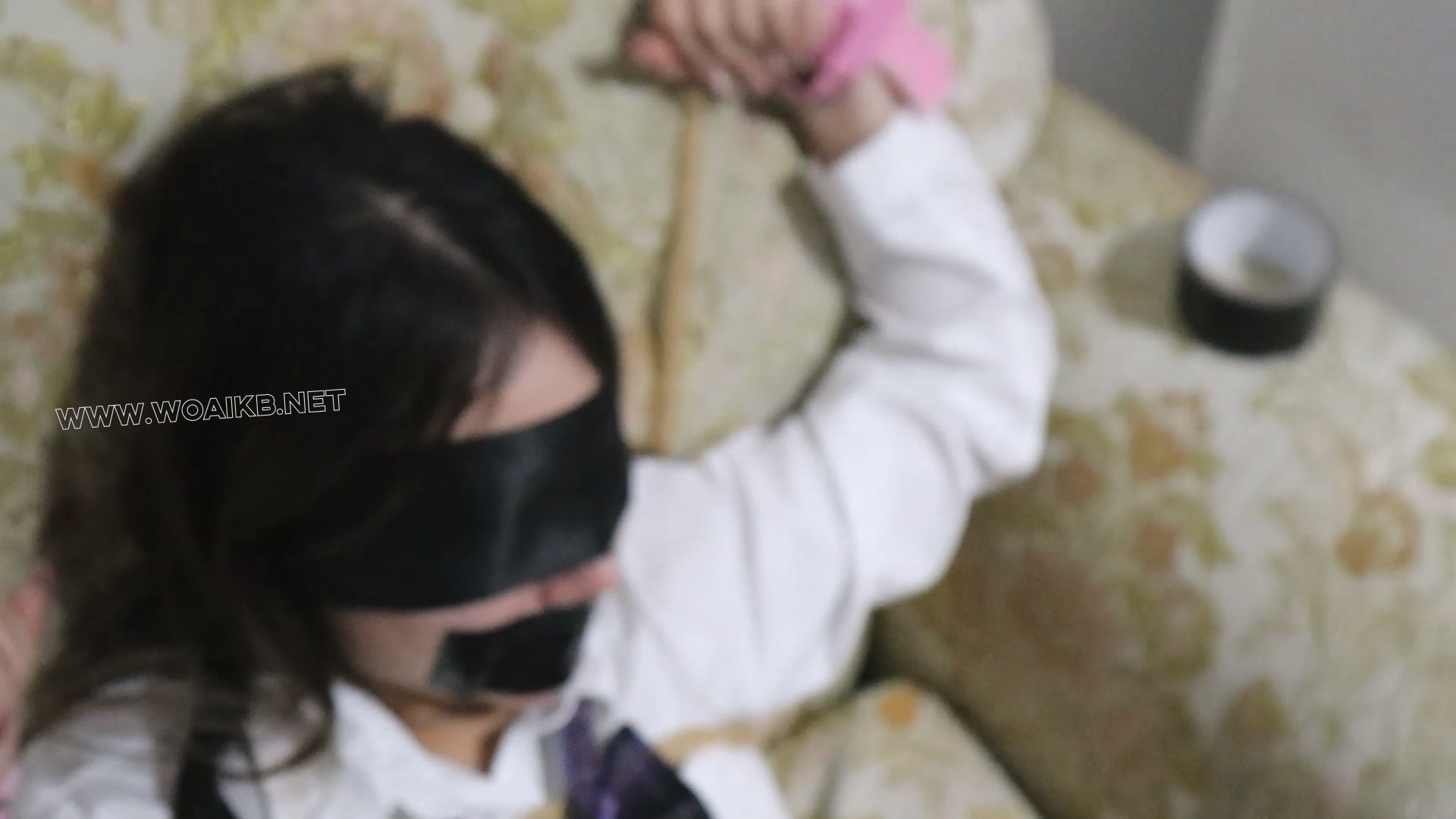 《永远被囚禁在惩罚中的美少女VV》12 问被绑在沙发上的可爱的巨ru女孩vivi，鞭打+ 预览图