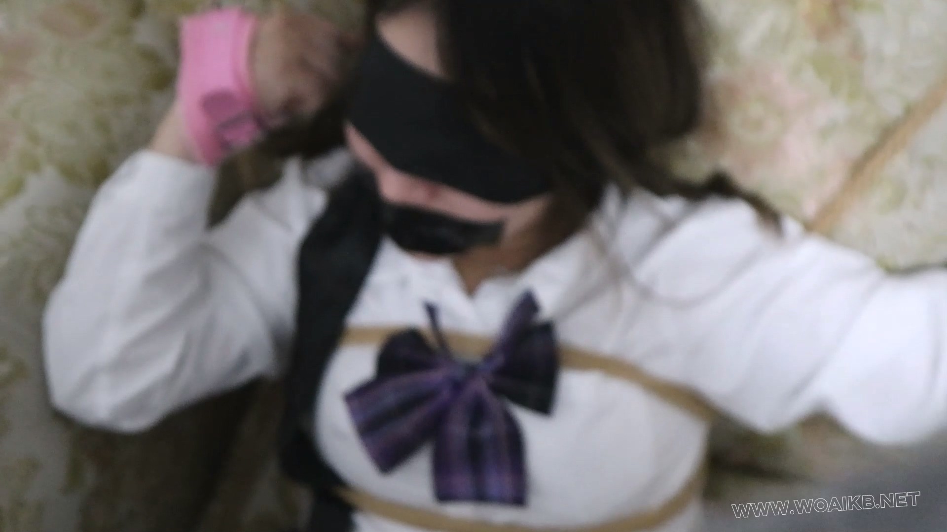 《永远被囚禁在惩罚中的美少女VV》12 问被绑在沙发上的可爱的巨ru女孩vivi，鞭打+ … 封面图