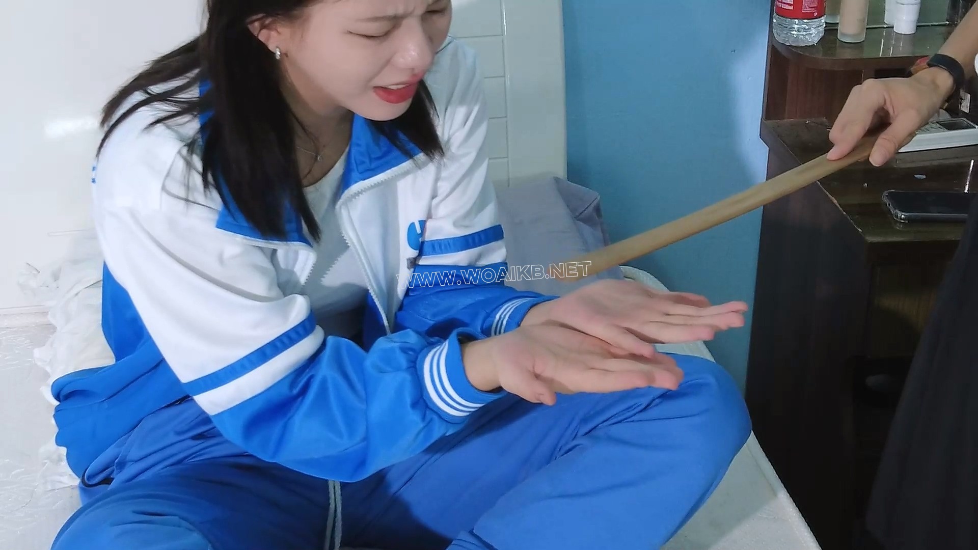 老师驷马捆绑教训学生！狂挠脚心！戒尺狠狠抽打脚心和屁屁！口球拉丝！棒棒强G！ 预览图