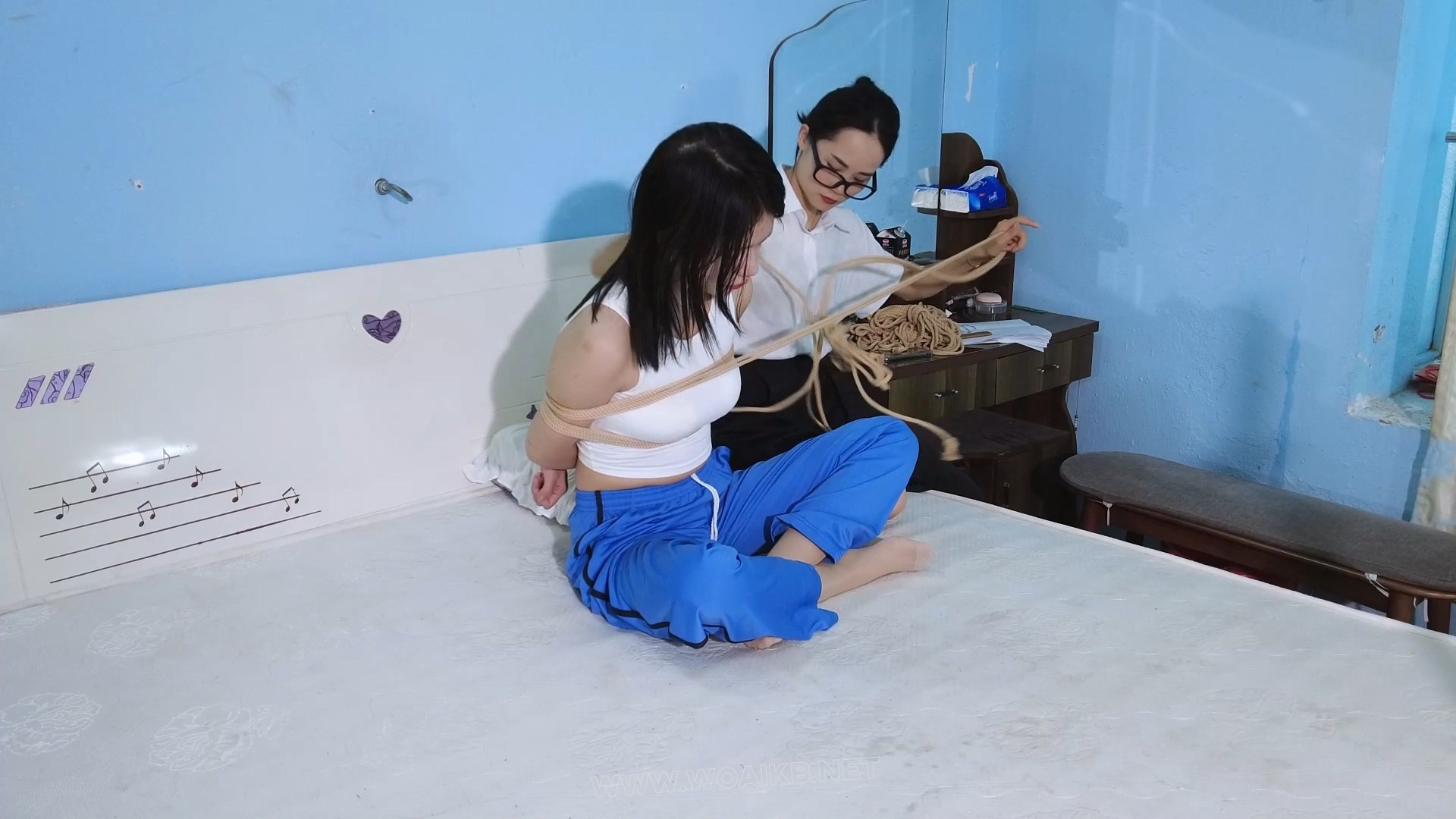 老师驷马捆绑教训学生！狂挠脚心！戒尺狠狠抽打脚心和屁屁！口球拉丝！棒棒强G！ 预览图