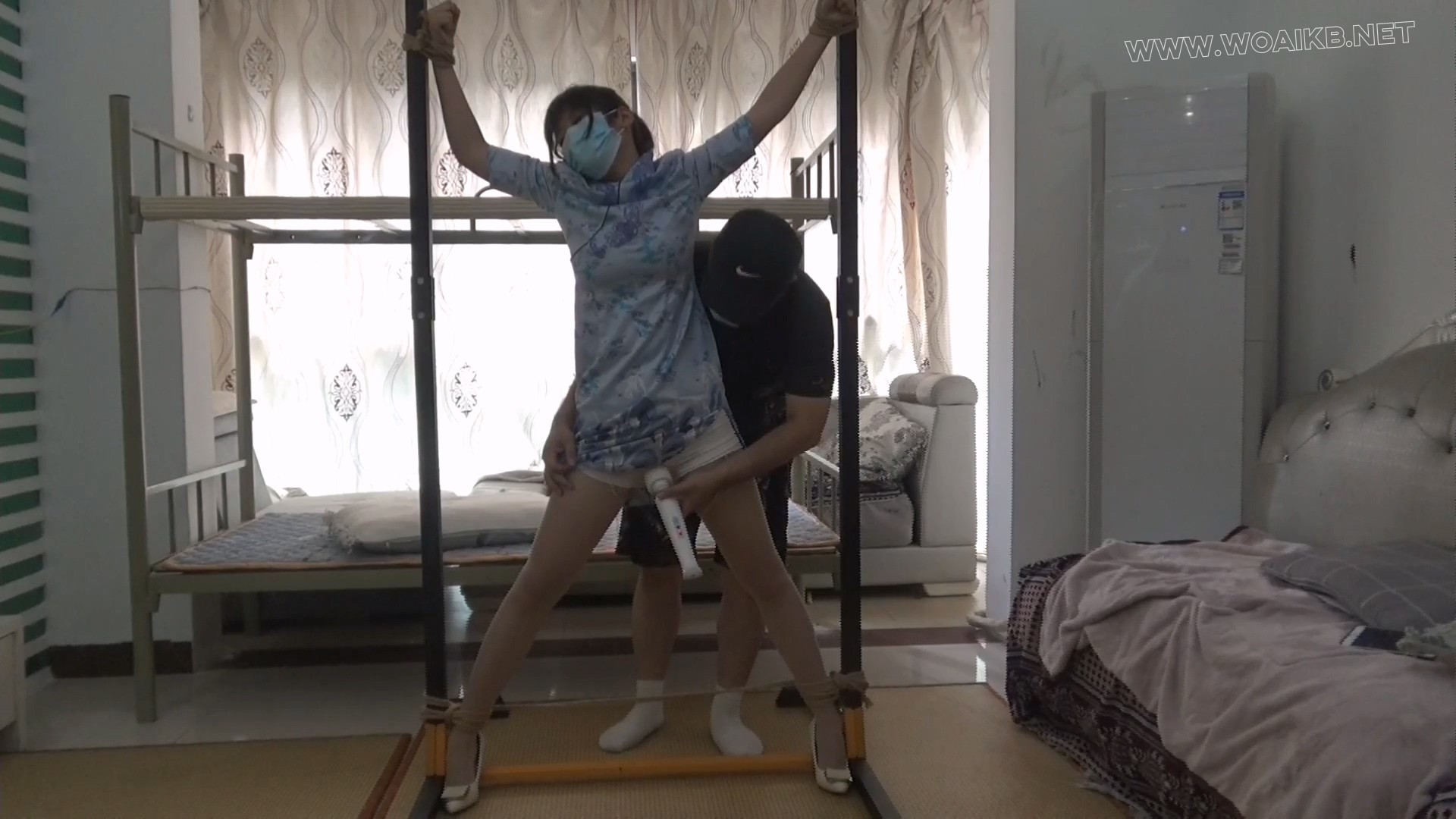 【佳怡】定拍 旗袍肉丝+高跟鞋 女孩回家被坏人用枪威胁 女孩无力反抗被捆了起来棒 预览图