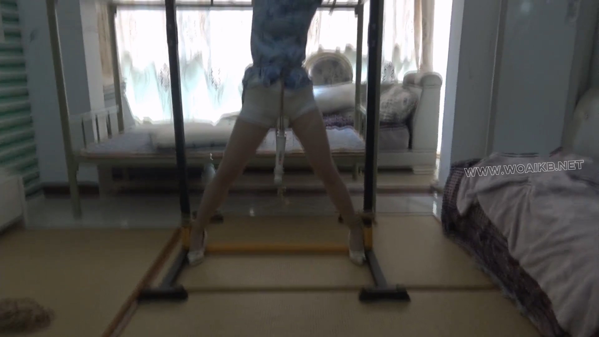 【佳怡】定拍 旗袍肉丝+高跟鞋 女孩回家被坏人用枪威胁 女孩无力反抗被捆了起来棒 预览图