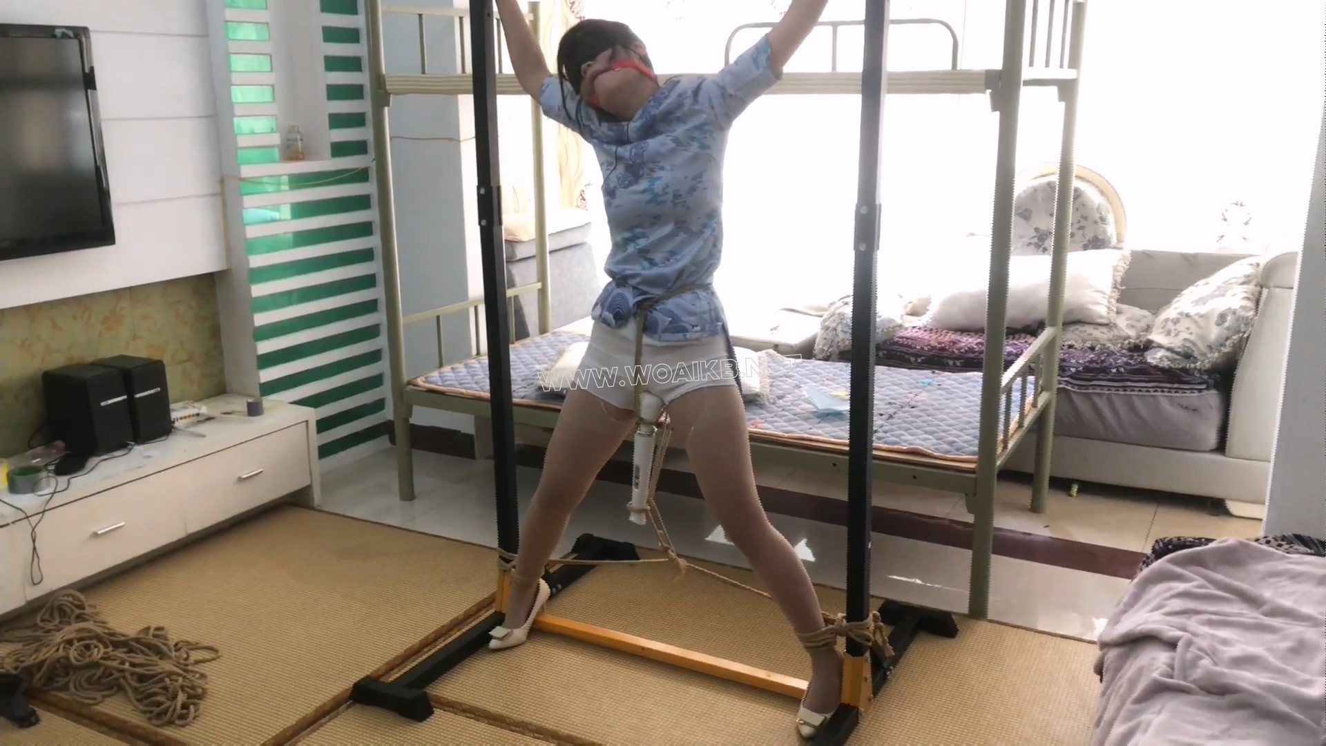 【佳怡】定拍 旗袍肉丝+高跟鞋 女孩回家被坏人用枪威胁 女孩无力反抗被捆了起来棒 预览图