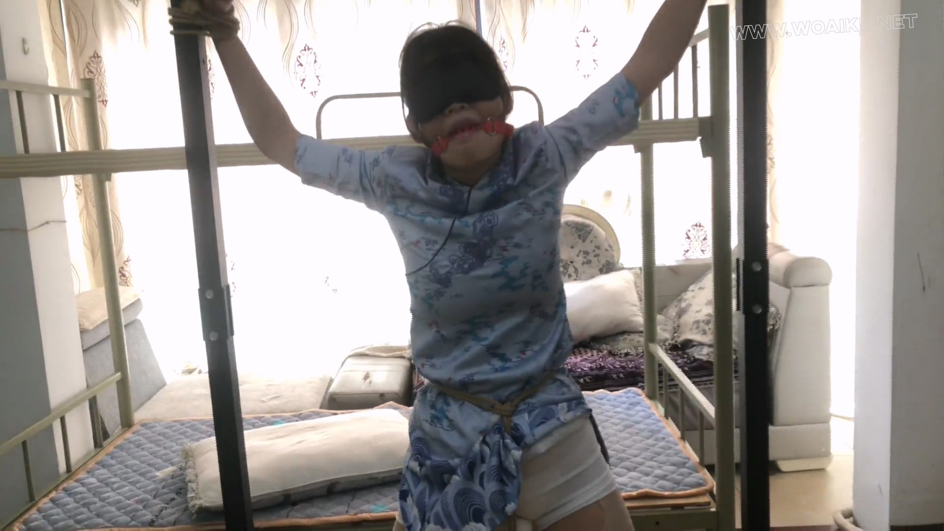 【佳怡】定拍 旗袍肉丝+高跟鞋 女孩回家被坏人用枪威胁 女孩无力反抗被捆了起来棒 预览图