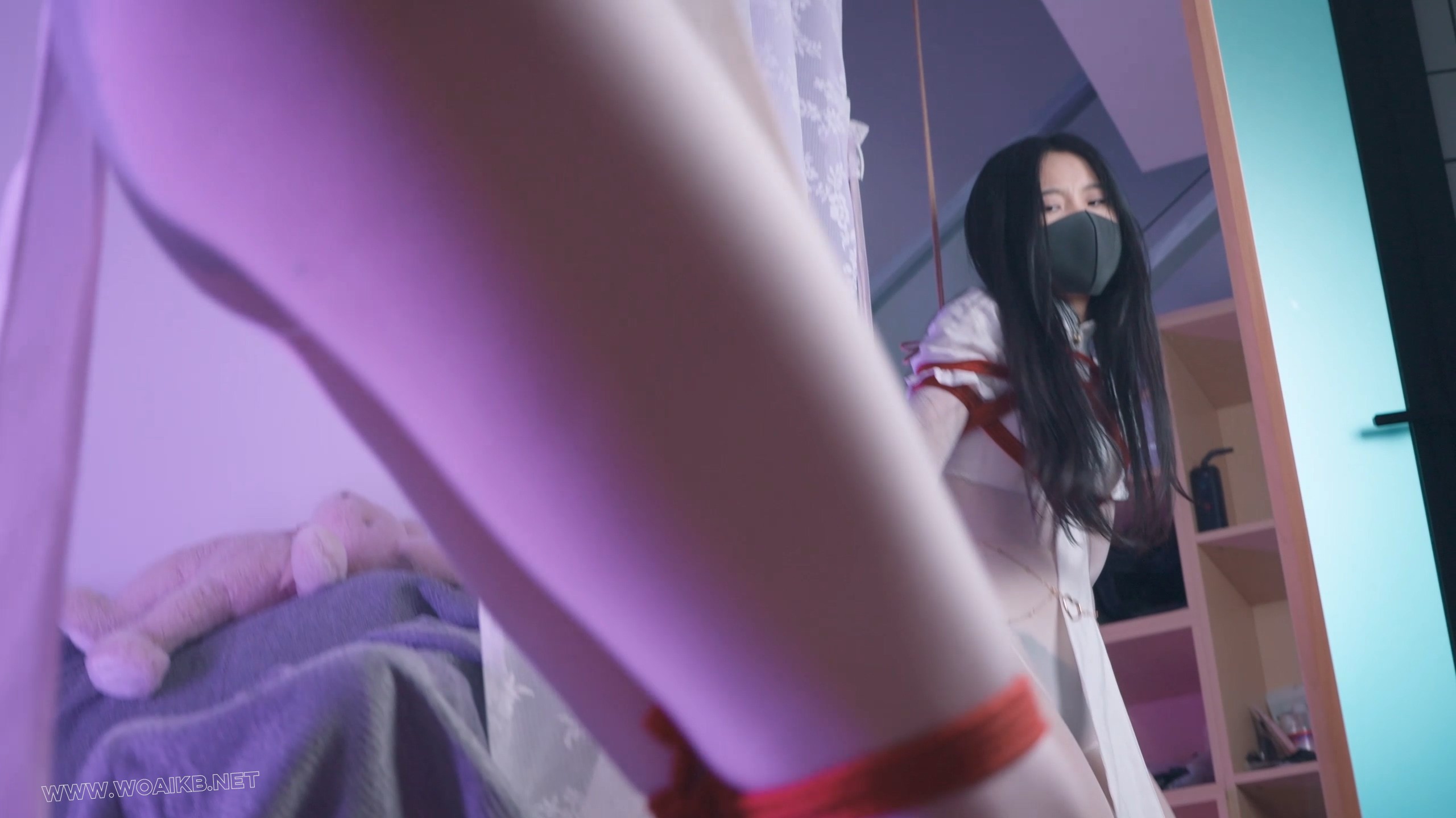 《神圣修女被绑记》3 修女身着白色全包丝袜和12cm的高跟吊着罚站，还要被迫看着镜 预览图