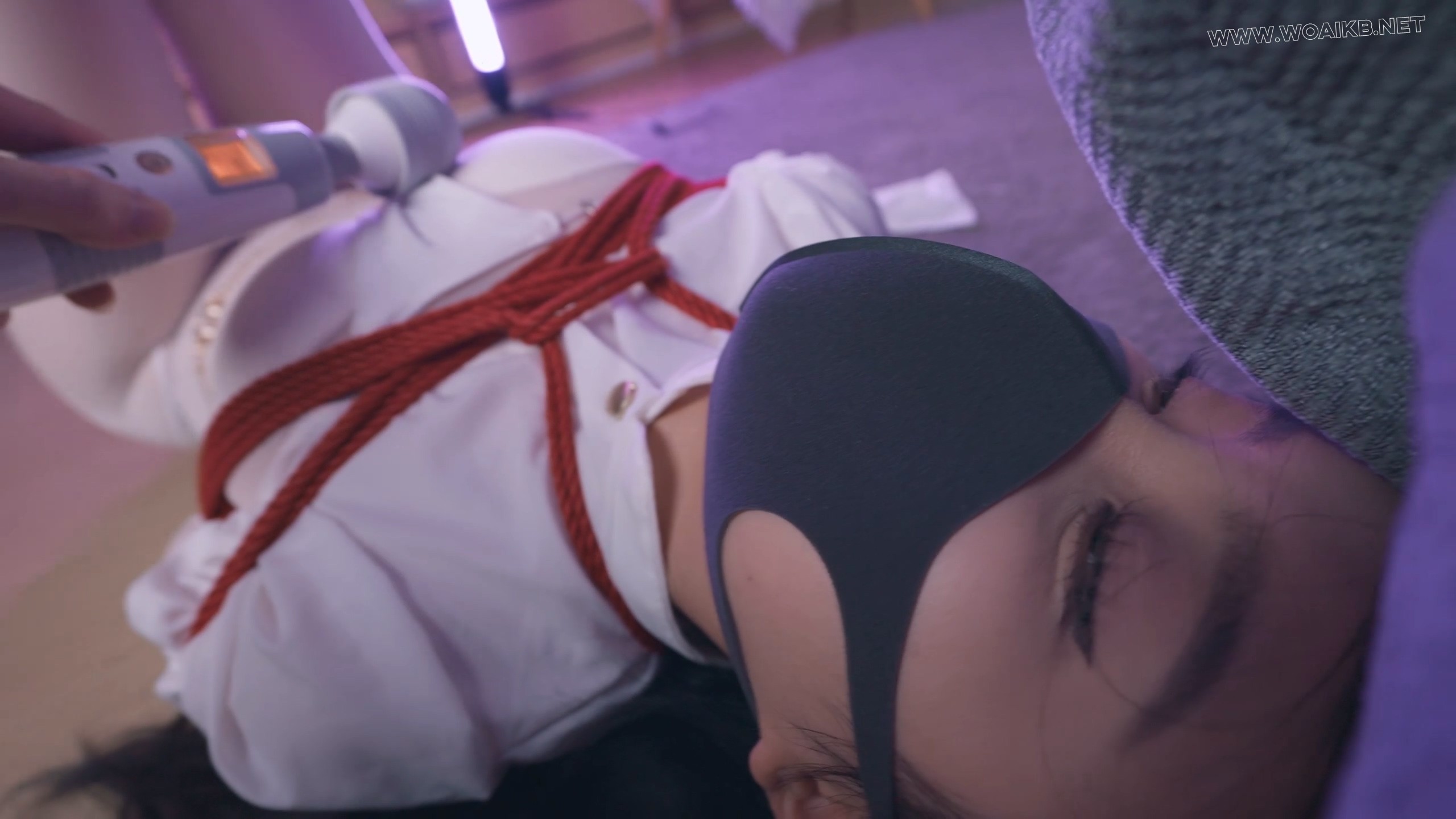 《神圣修女被绑记》3 修女身着白色全包丝袜和12cm的高跟吊着罚站，还要被迫看着镜 预览图