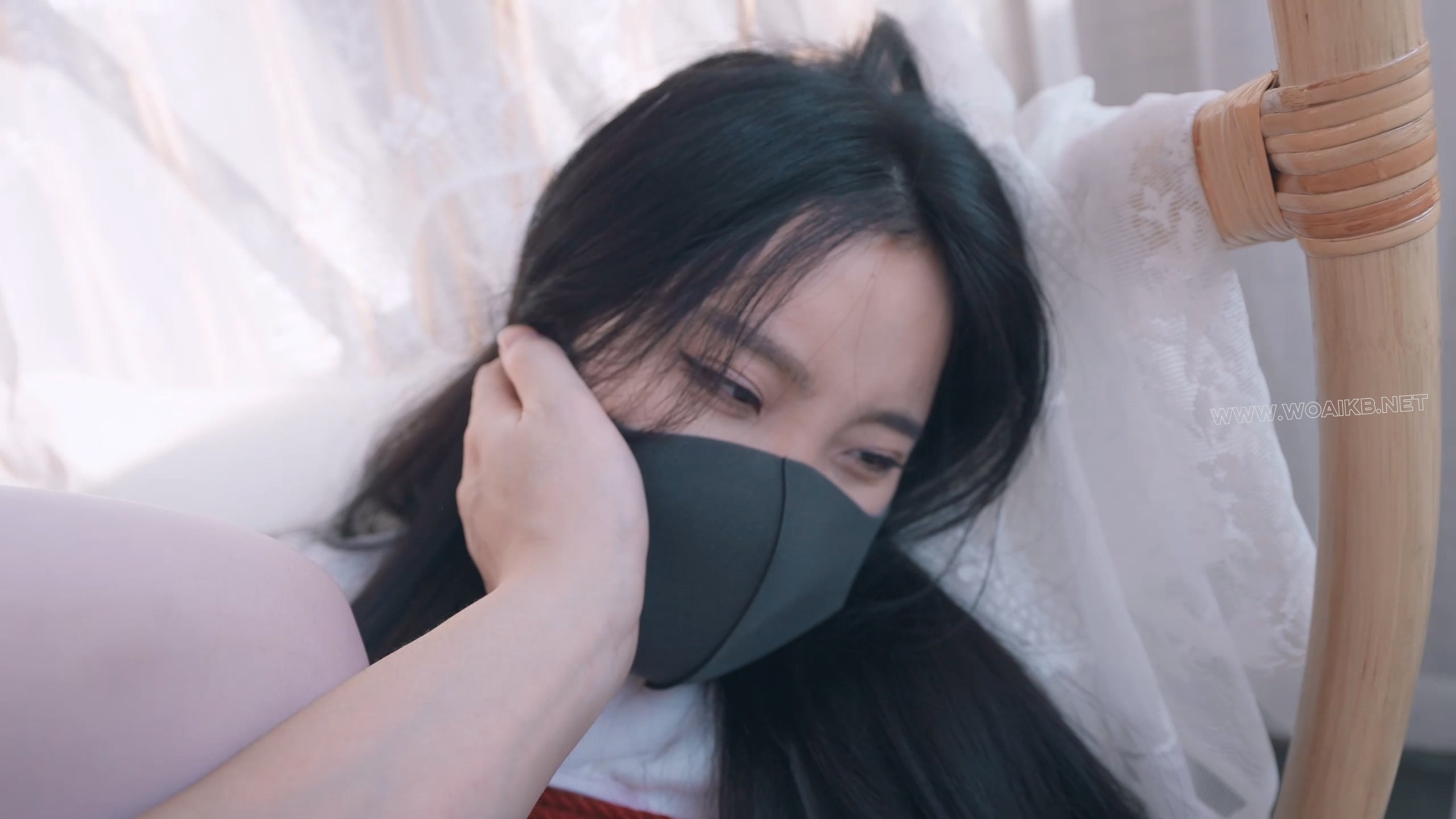 《神圣修女被绑记》3 修女身着白色全包丝袜和12cm的高跟吊着罚站，还要被迫看着镜 预览图