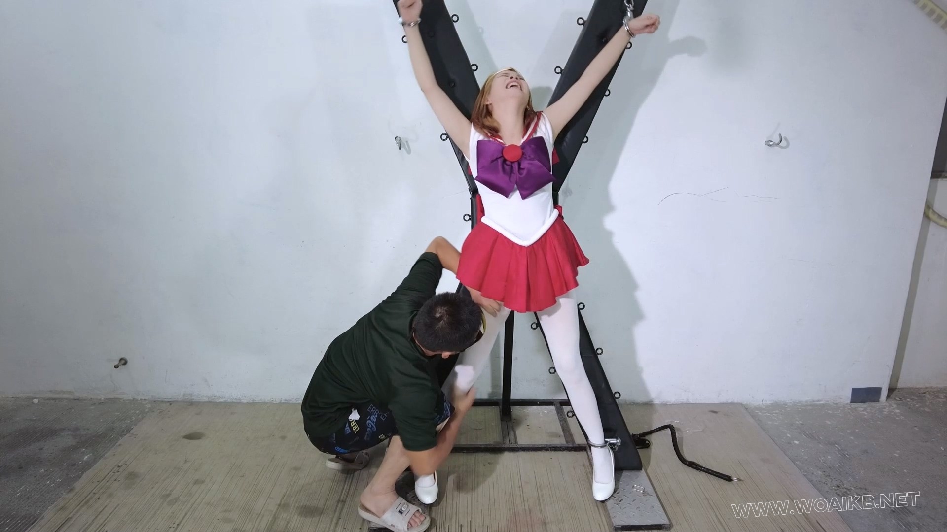 cos美少女战士！落入反派的美少女战士被残忍的羞辱折磨！棒棒强震手指入体强高！鞭 预览图