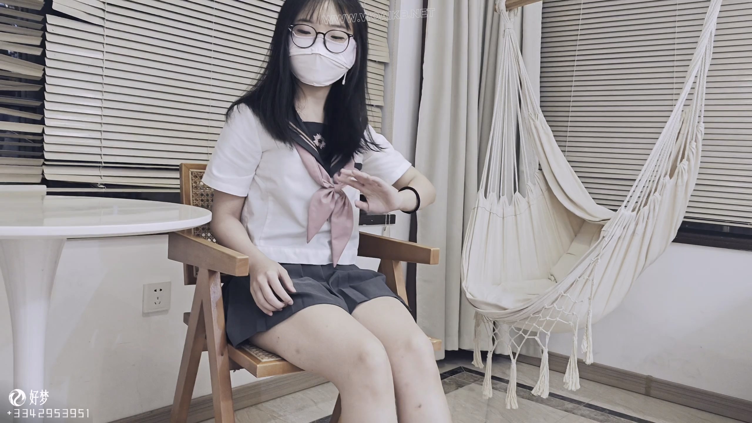 可爱乖巧的小萝莉，好不容易才争取到的，身体轻柔易推倒，天气冷还穿着JK，帮她涂 预览图