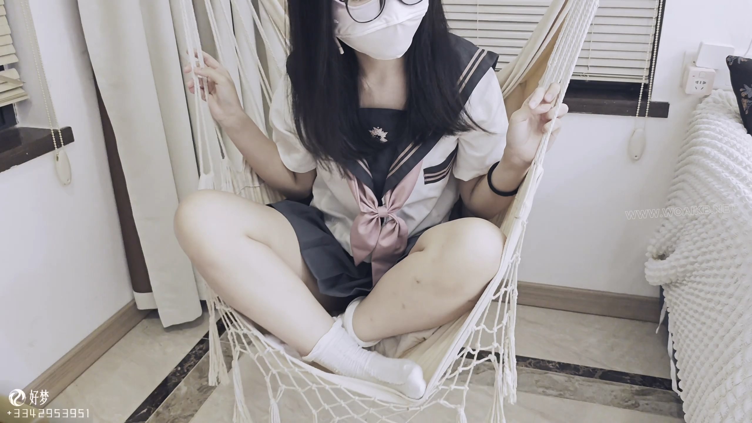 可爱乖巧的小萝莉，好不容易才争取到的，身体轻柔易推倒，天气冷还穿着JK，帮她涂 预览图