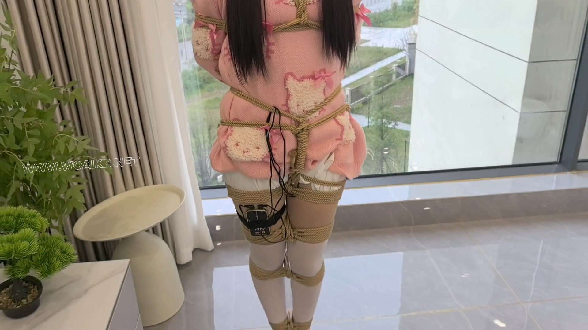 高强度电击痛到惨叫，股绳牵引前行虐Y ，抱脑后手缚，分腿蟹缚，白棉袜TK足底，SP 预览图