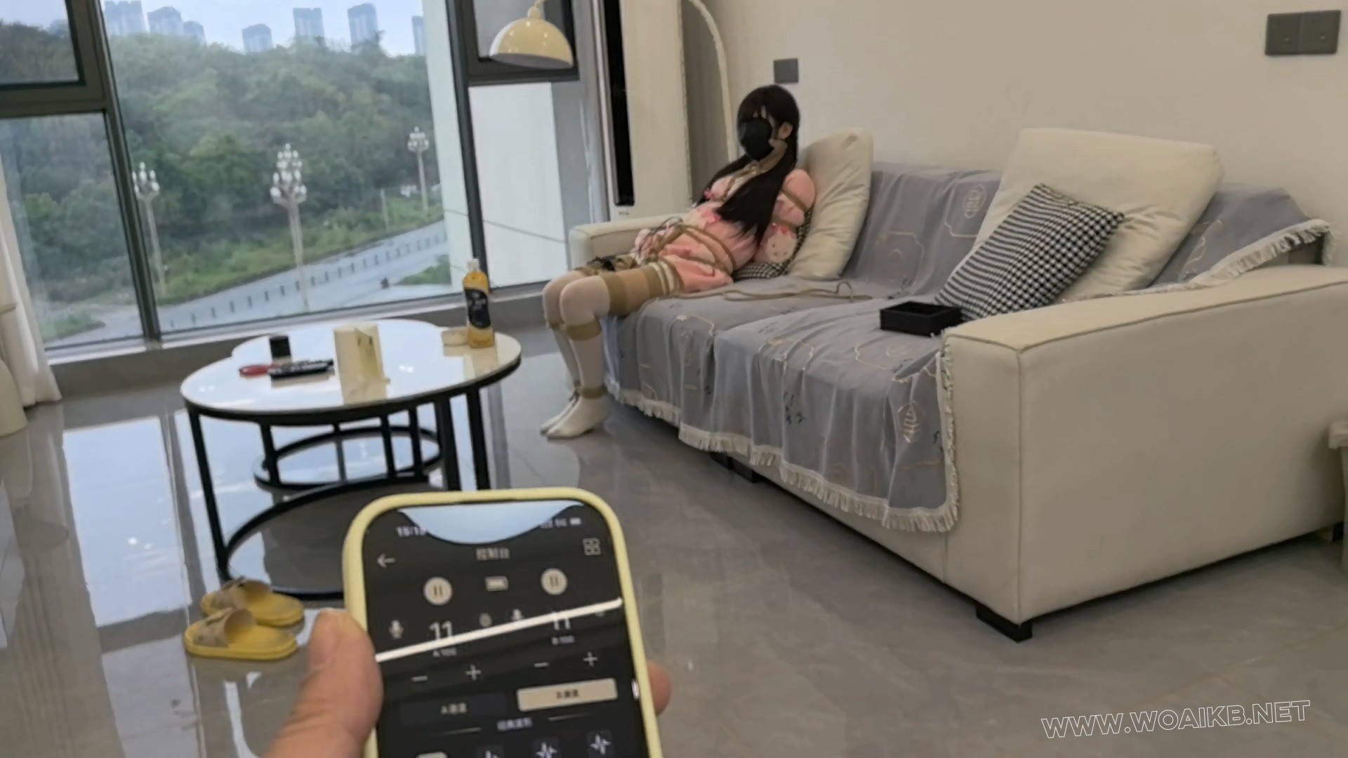 高强度电击痛到惨叫，股绳牵引前行虐Y ，抱脑后手缚，分腿蟹缚，白棉袜TK足底，SP 预览图